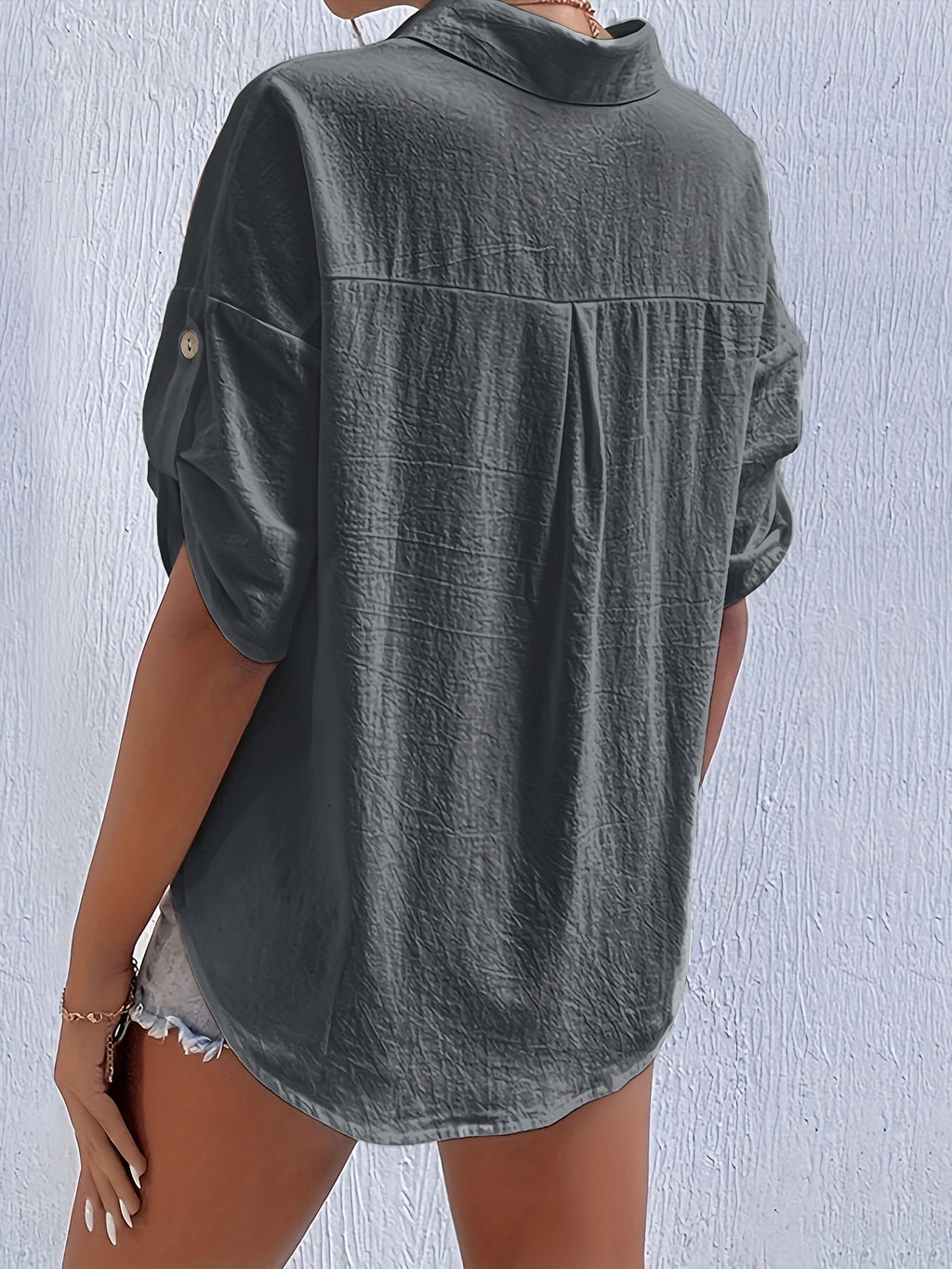 Chemise grande taille, manches courtes, toucher naturel, détail du col