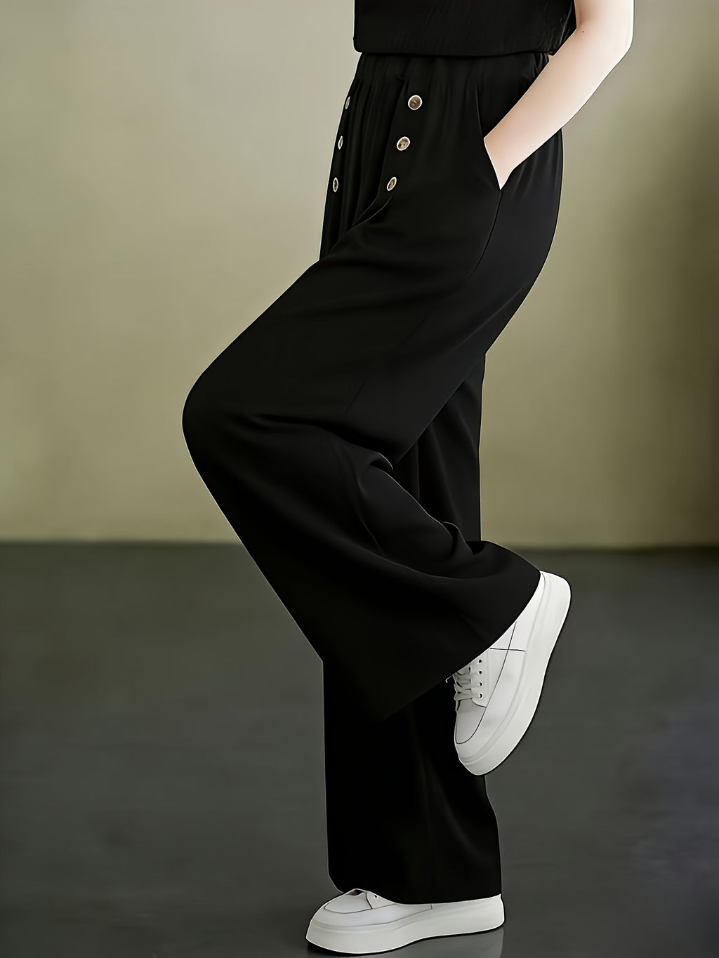 Pantalon grande taille, coupe évasée, poches plaquées, tissu opaque