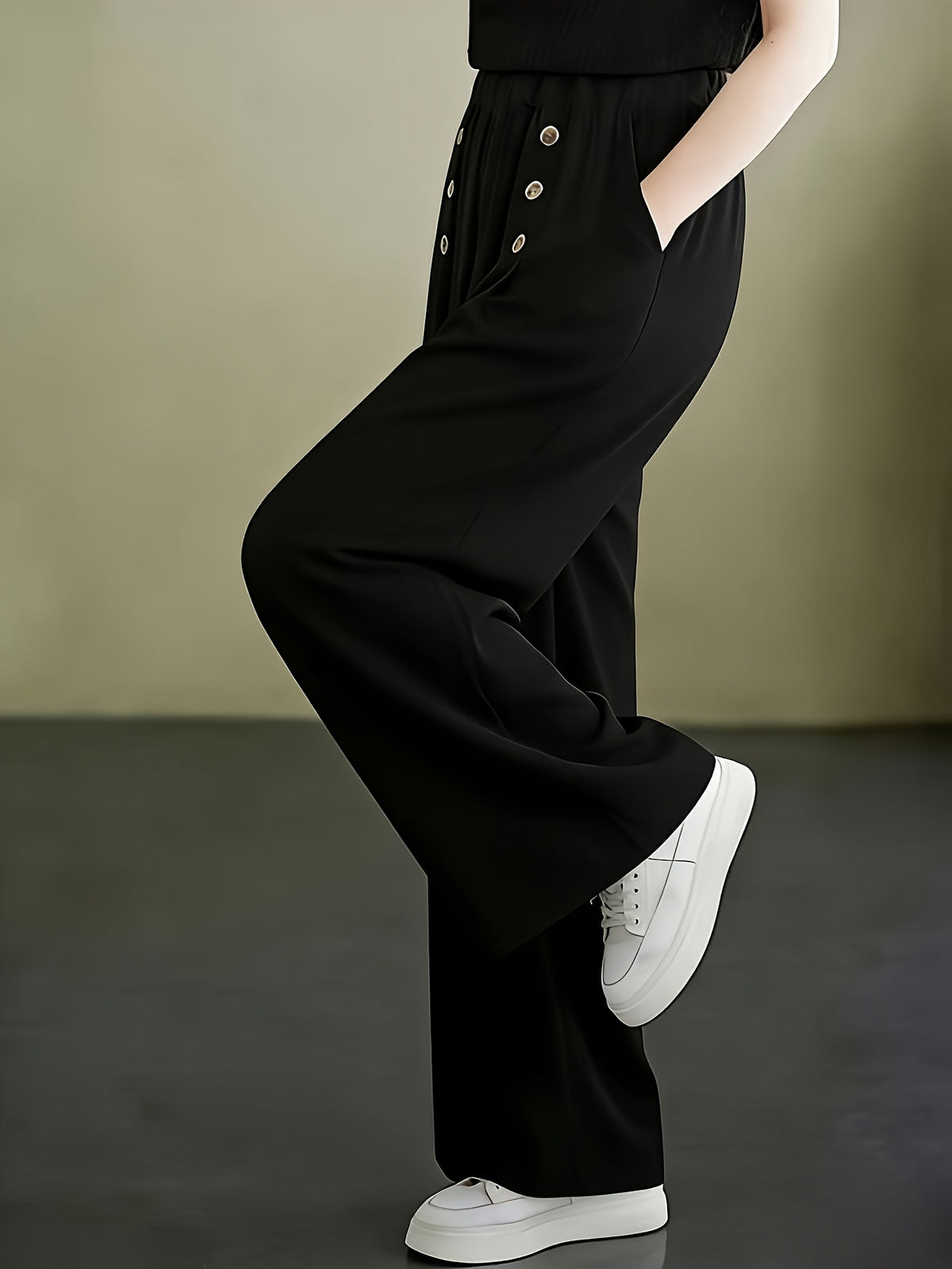 Pantalon grande taille, coupe évasée, poches plaquées, tissu opaque