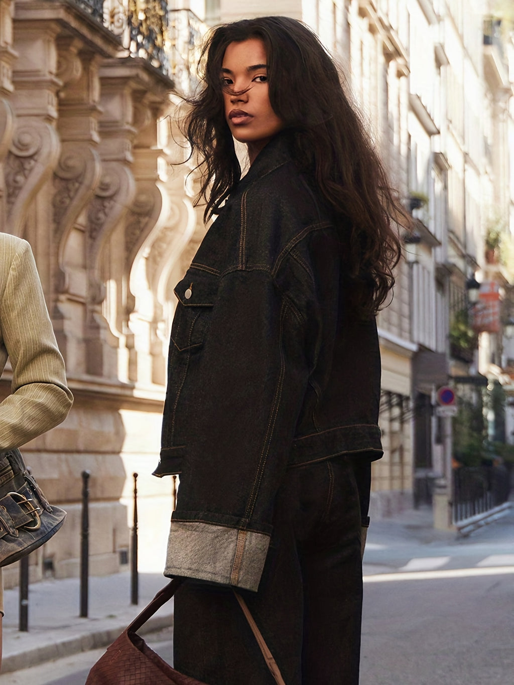Veste grande taille, col V, tenue franche, porté de face