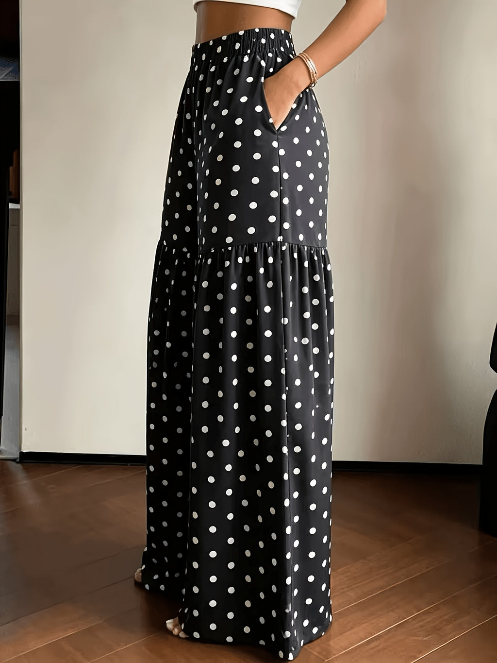 Pantalon grande taille à pois, coupe évasée, poches pratiques, porté de face