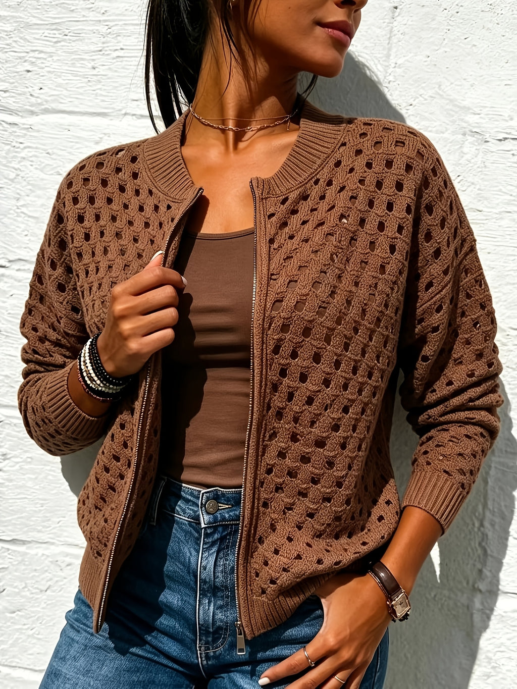 Pull grande taille, détail ajouré, porté de face