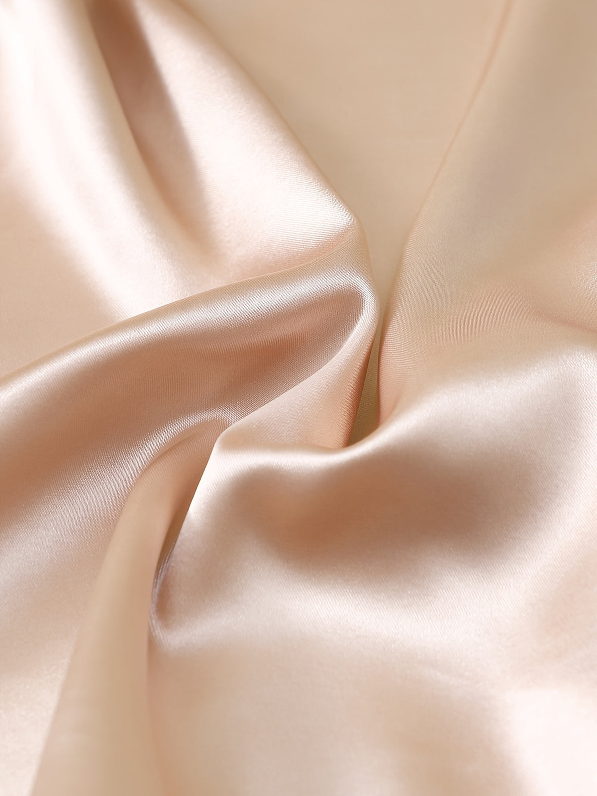Pyjama grande taille en satin, poches plaquées, manches courtes, tombé fluide, gros plan