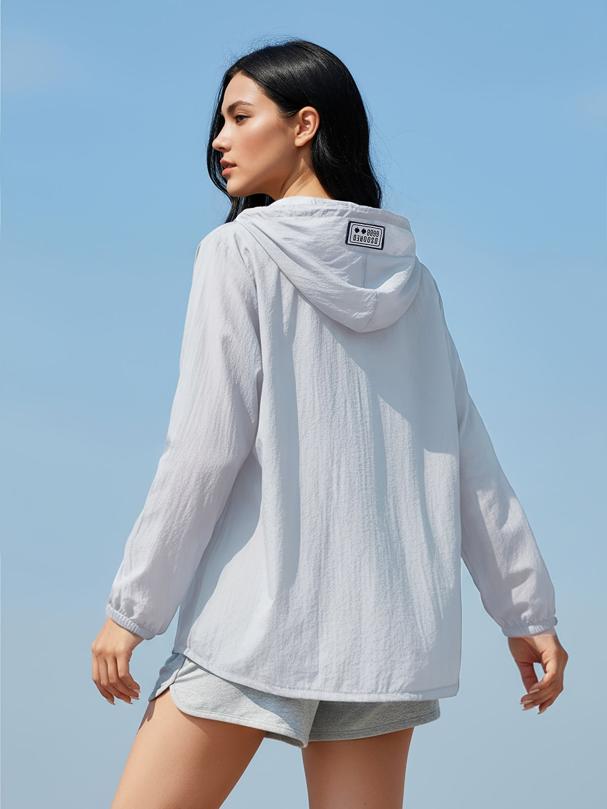 Veste grande taille, coupe ample, capuche, tissu léger, vu de dos