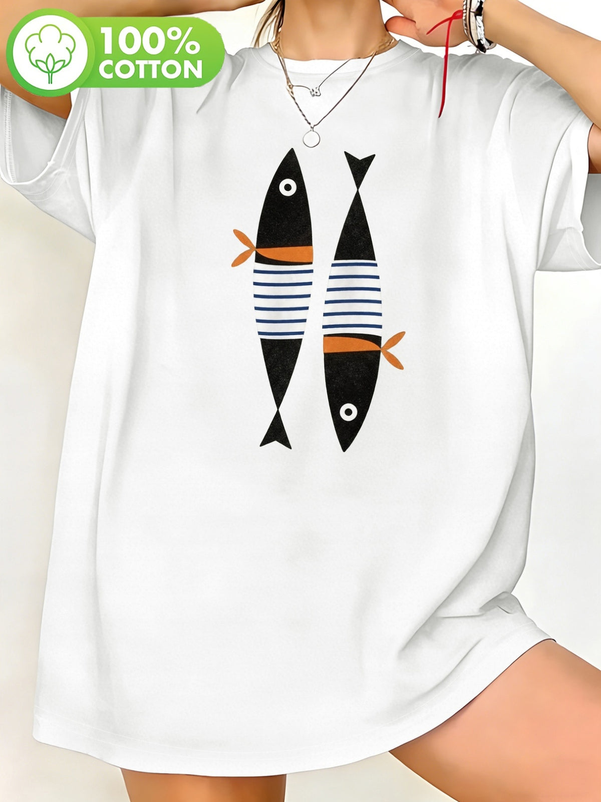 T-shirt grande taille, coupe ample, col rond, manches courtes, détail du col