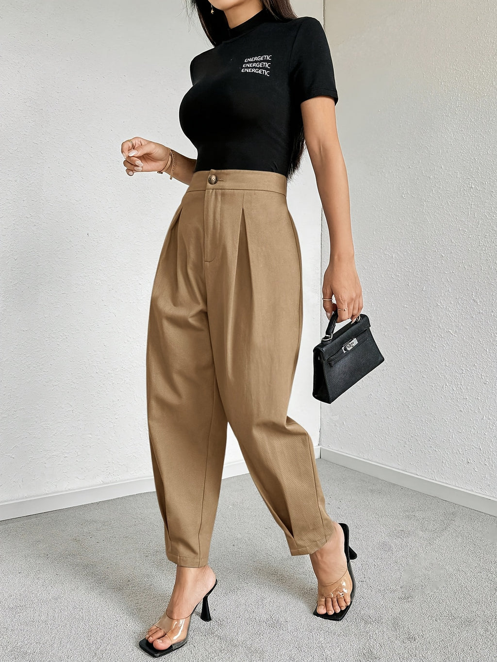 Pantalon carotte grande taille — Plis creux et bouton doré