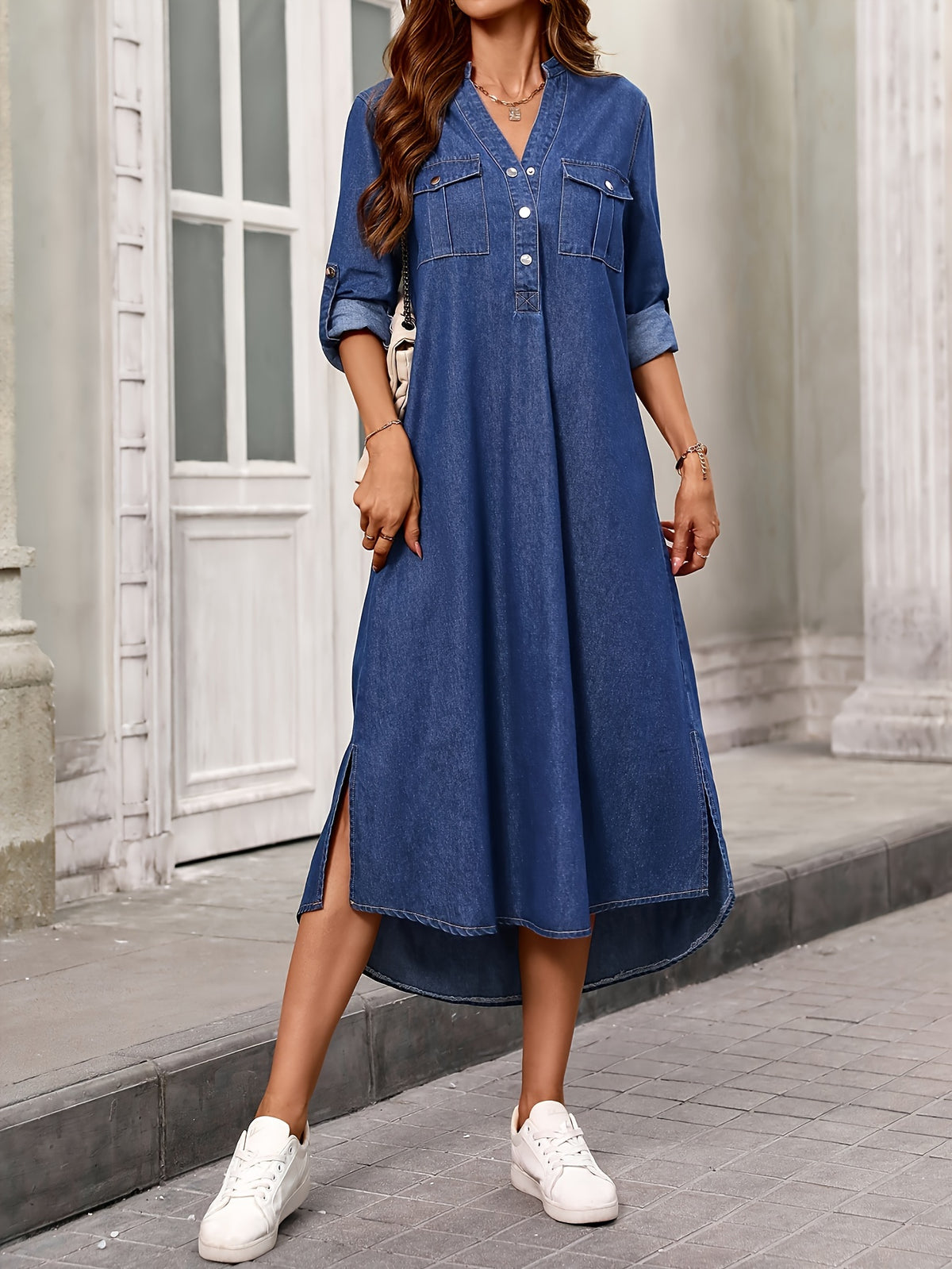 Robe grande taille, coupe ajustée, col V, tenue franche, détail du col
