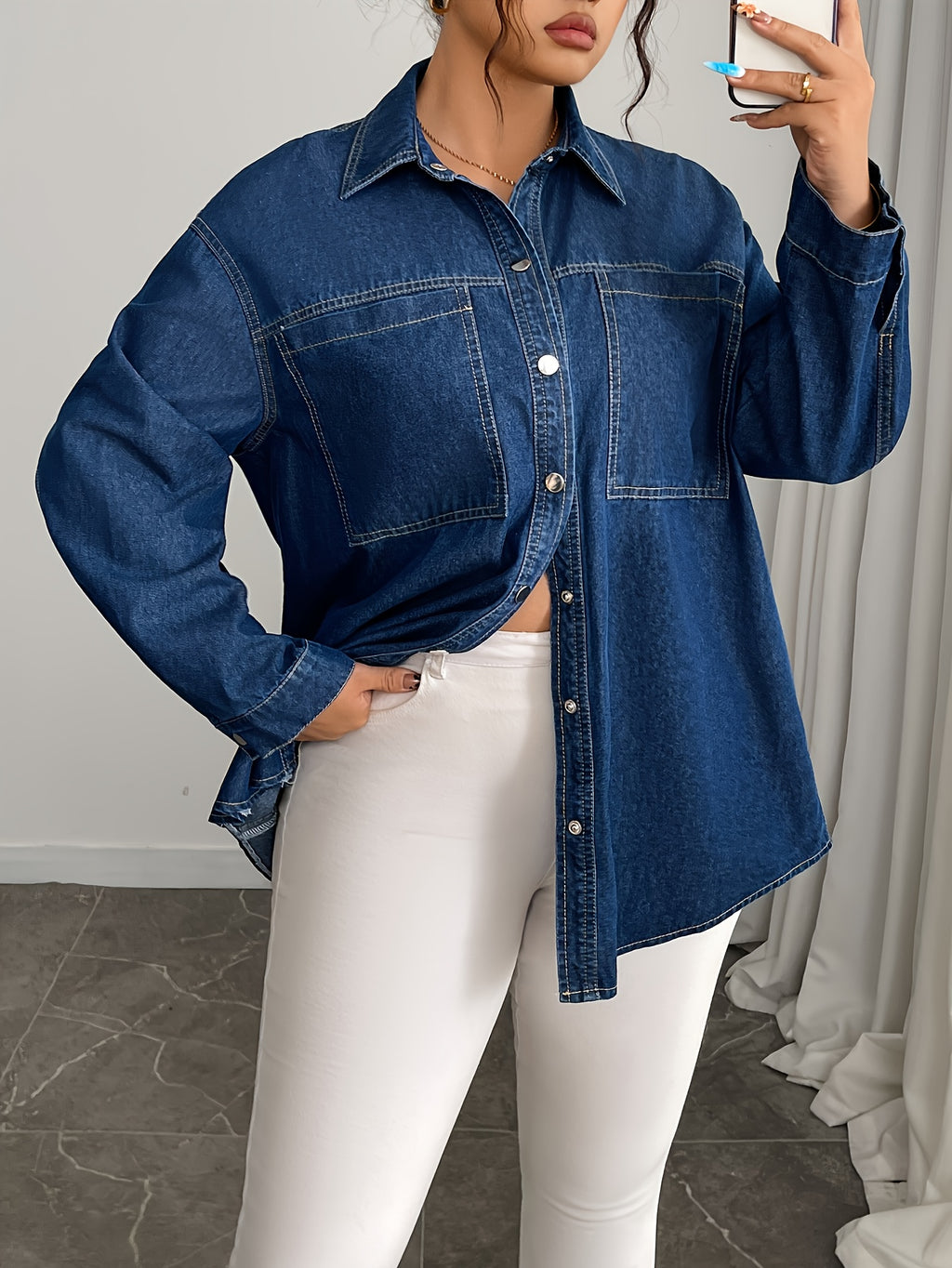 Chemise grande taille, col à revers, boutonnage, tenue franche, détail du tissu