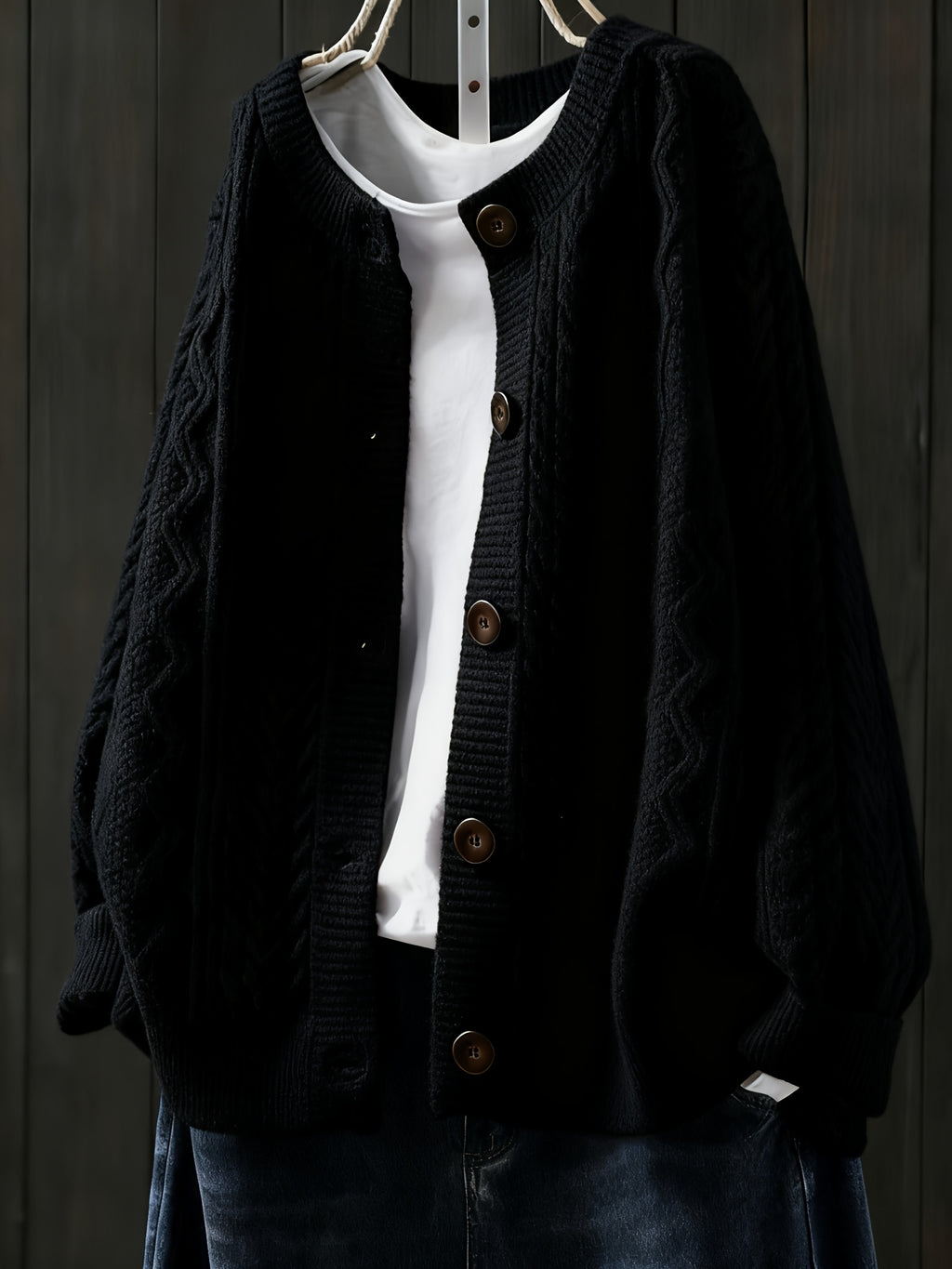 Cardigan grande taille, coupe oversize, boutonnage, manches longues, mise en situation