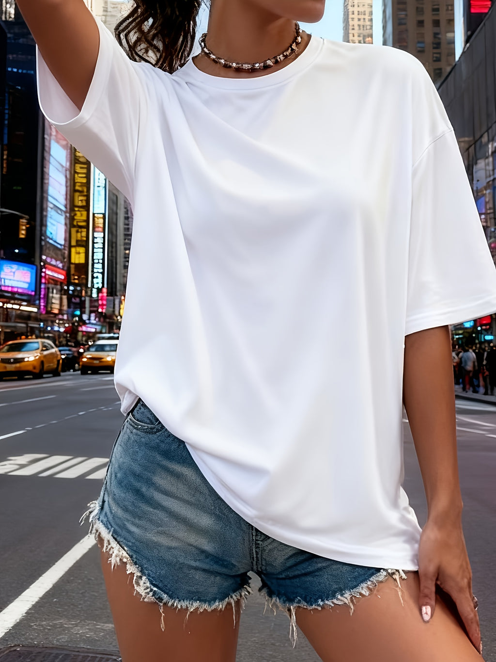 T-shirt grande taille, coupe ample, col rond, manches courtes, vue de profil