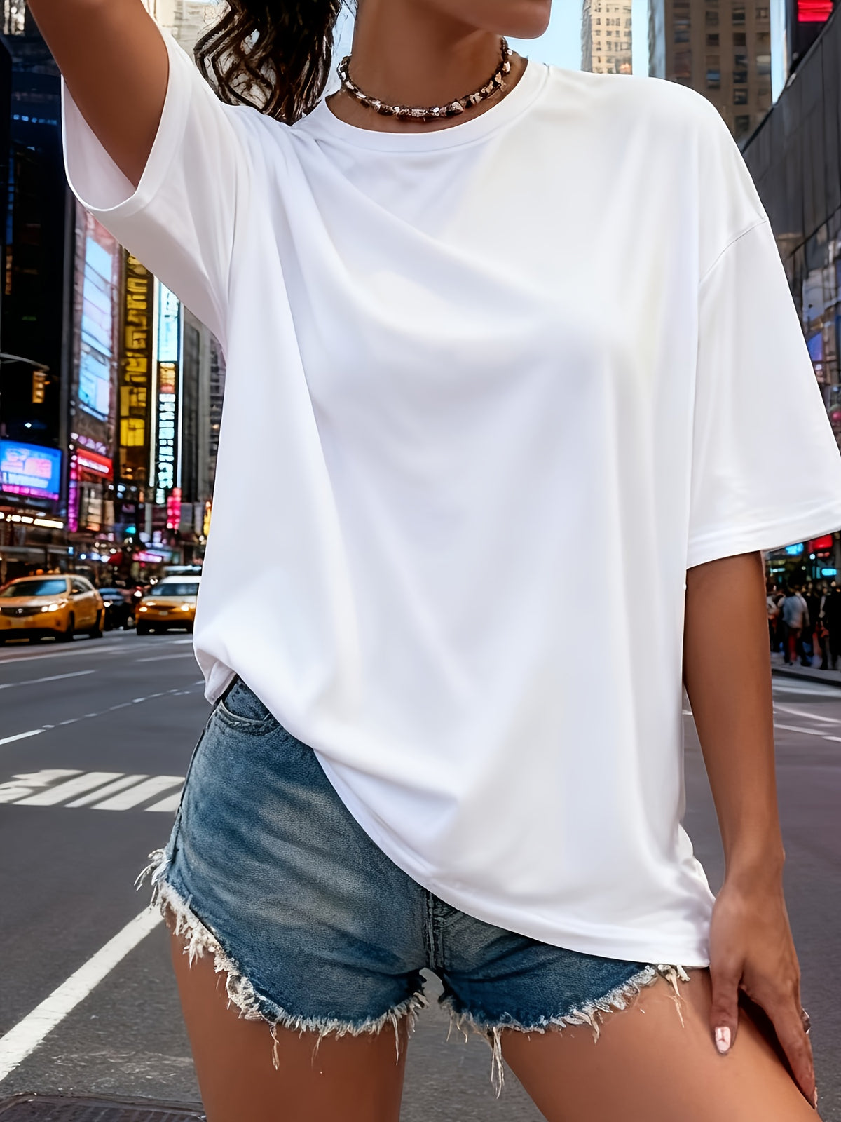T-shirt grande taille, coupe ample, col rond, manches courtes, vue de profil