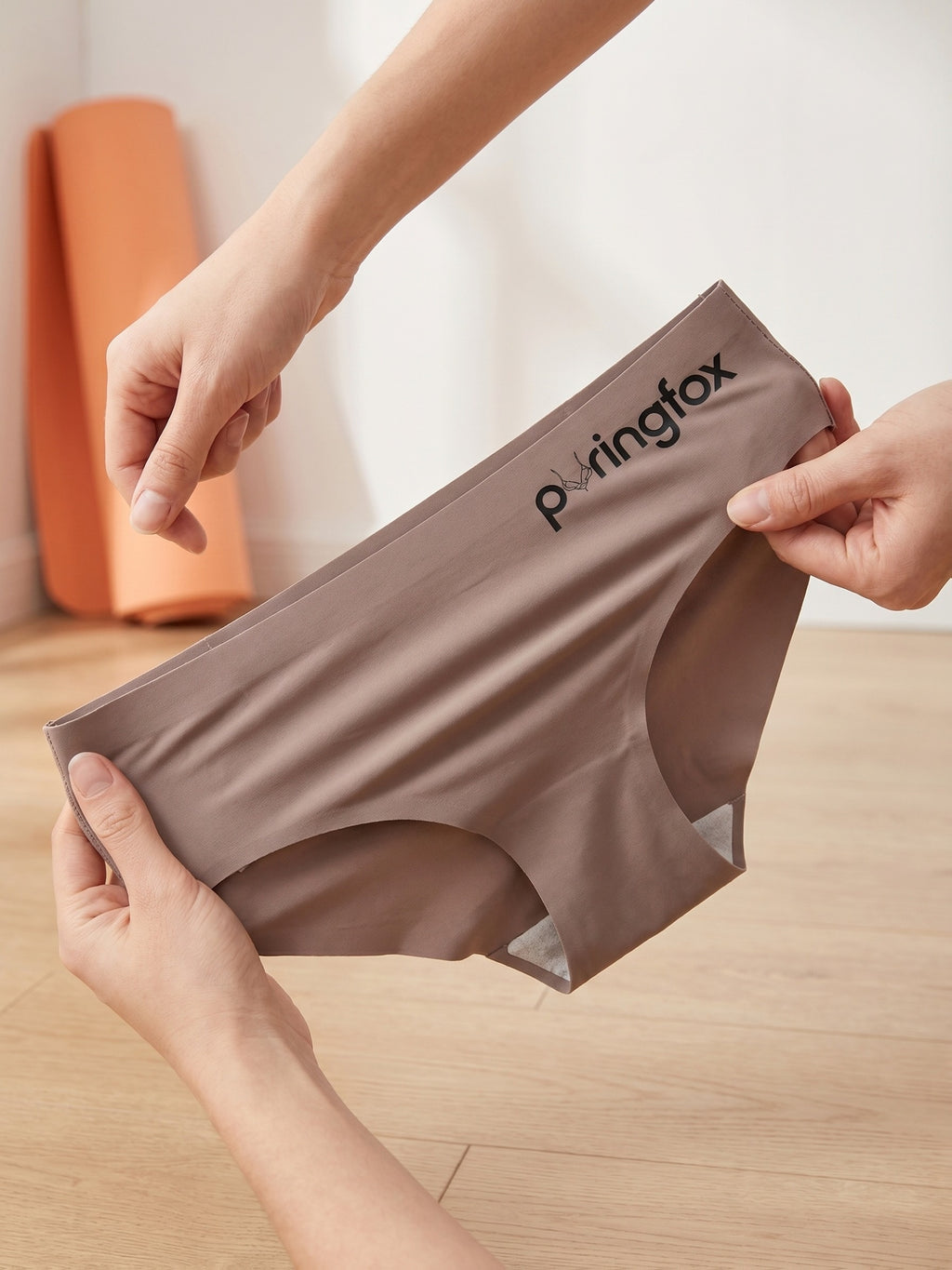 Culotte grande taille, ligne épurée, détail du tissu