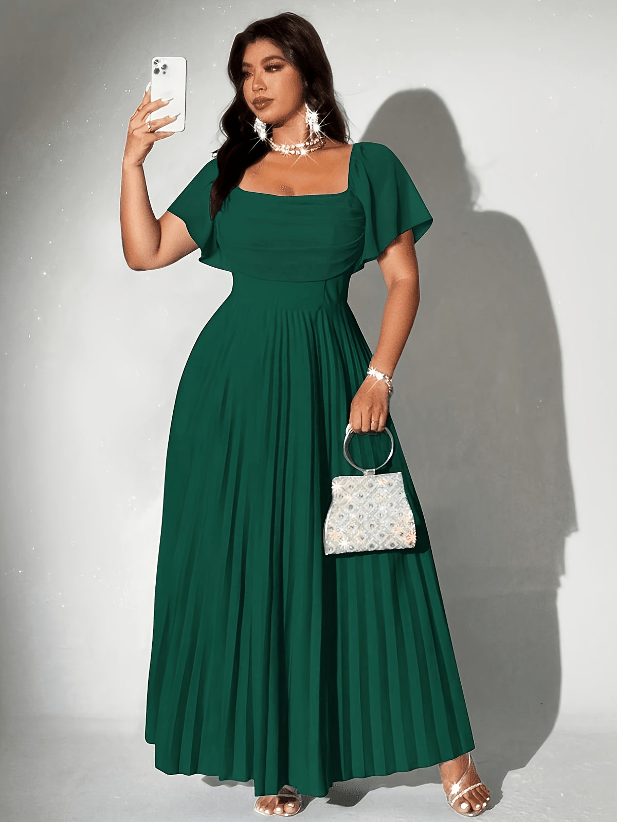 Robe d'invitée grande taille — Col carré et jupe plissée