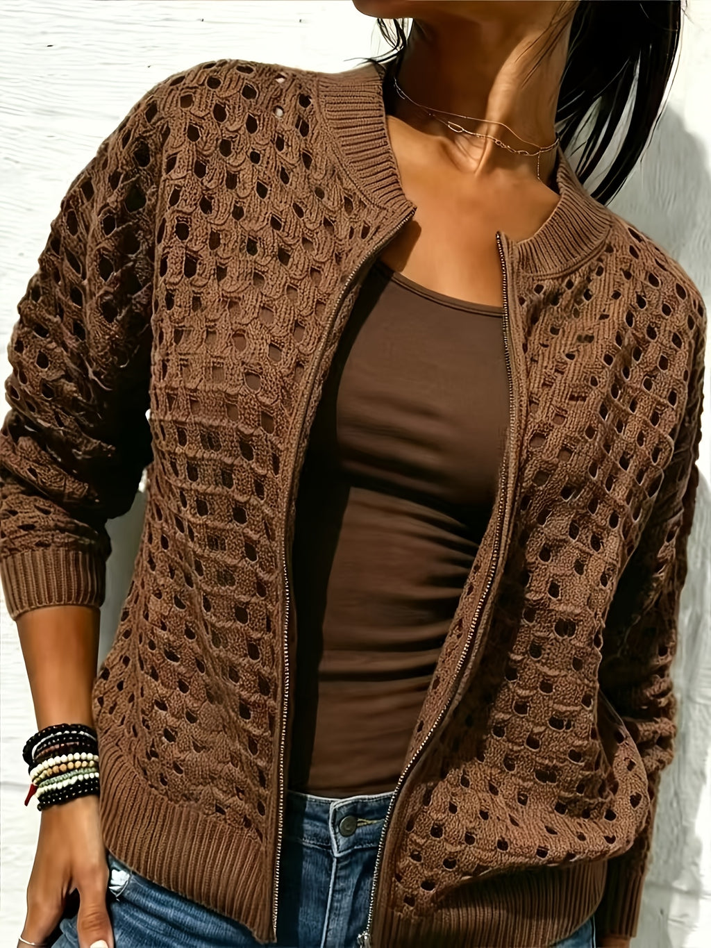 Pull grande taille, détail ajouré, gros plan