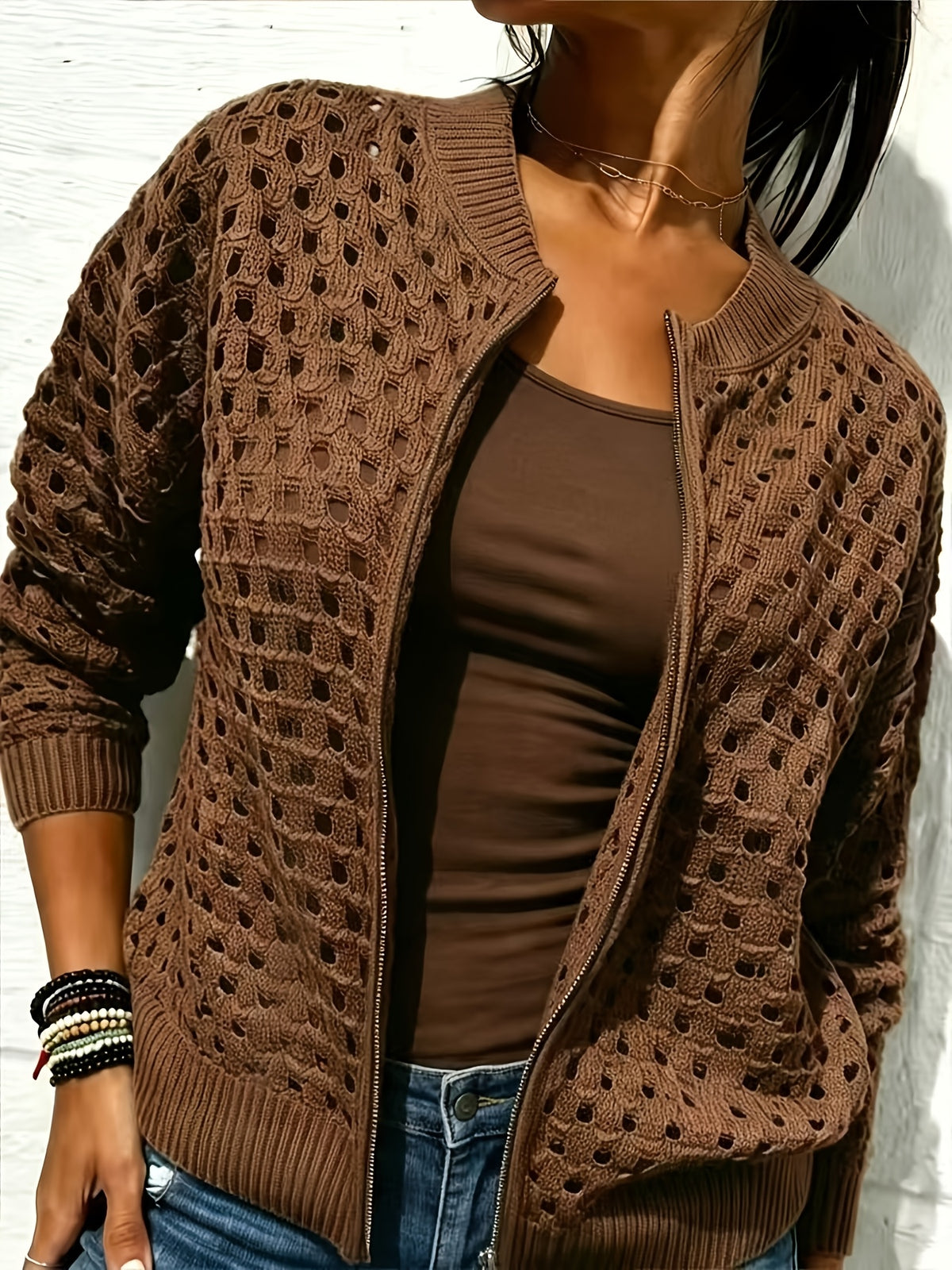 Pull grande taille, détail ajouré, gros plan