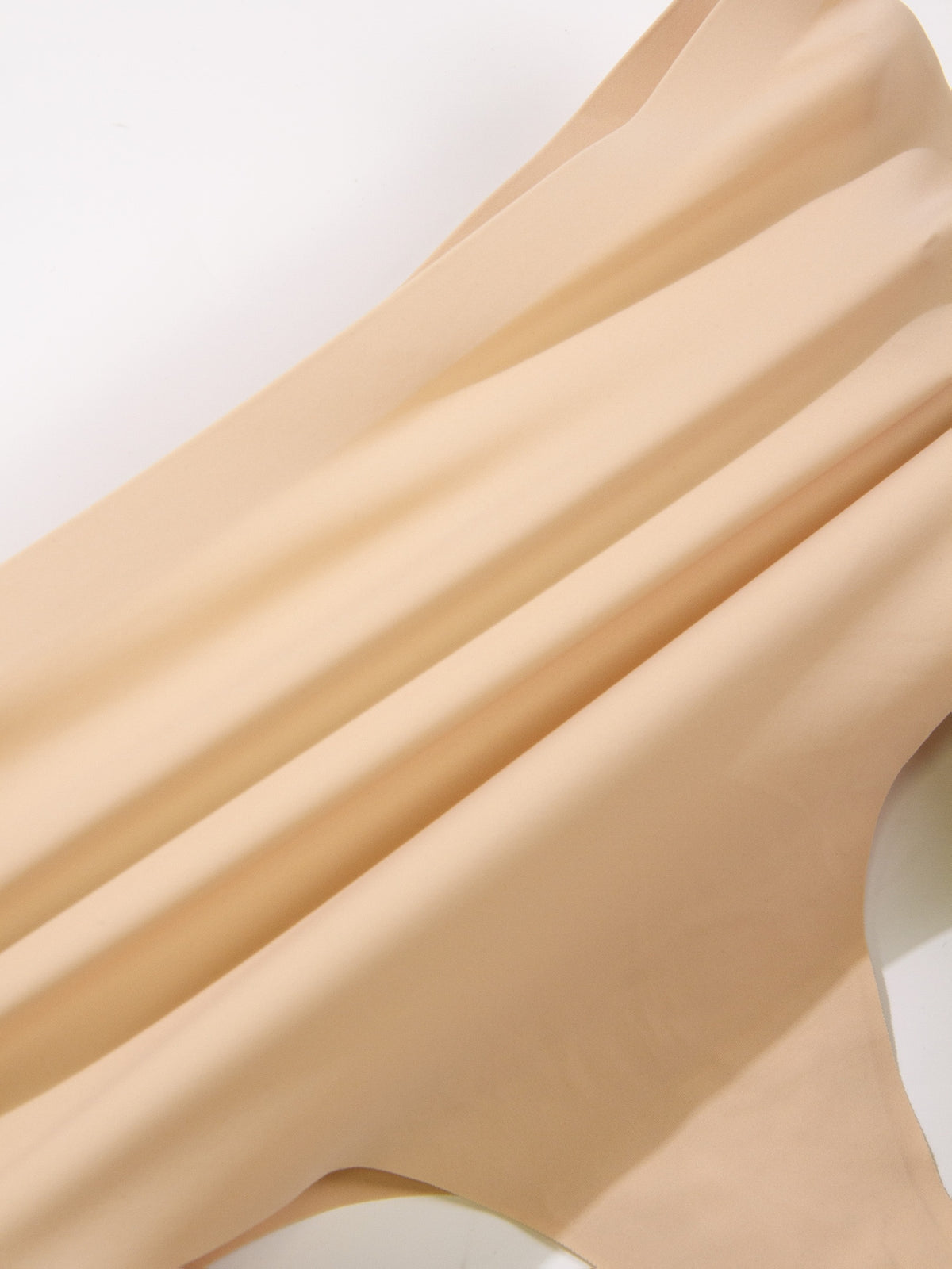 Culotte grande taille, ligne affirmée, porté de face