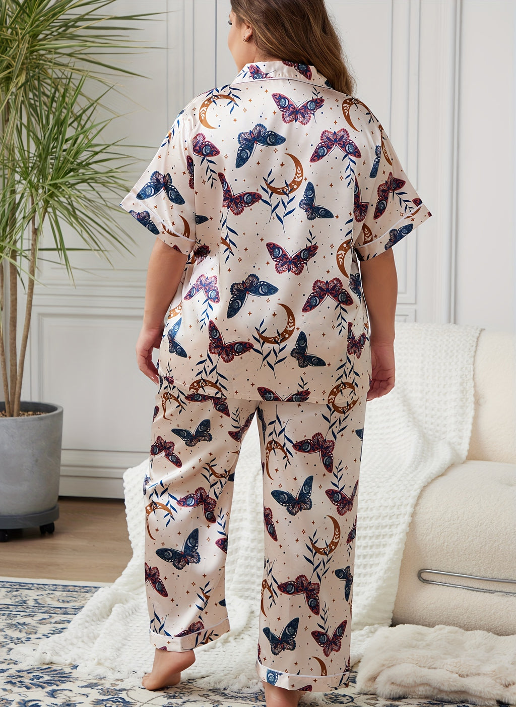 Pyjama grande taille en satin, boutonnage, manches courtes, tombé fluide — composition : 95% Polyester, 5% Élasthanne