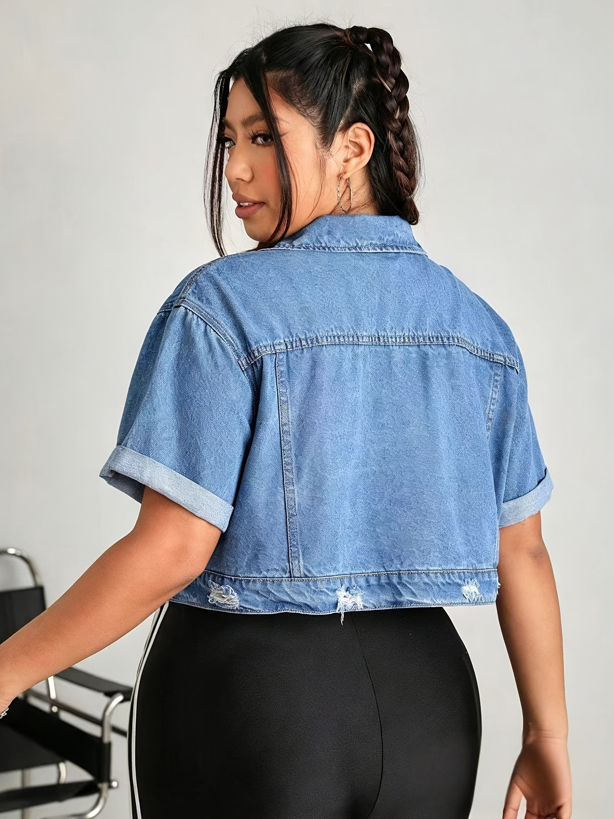 Veste grande taille, manches courtes, tenue franche — composition : 80% Coton, 10% Polyester, 10% Viscose