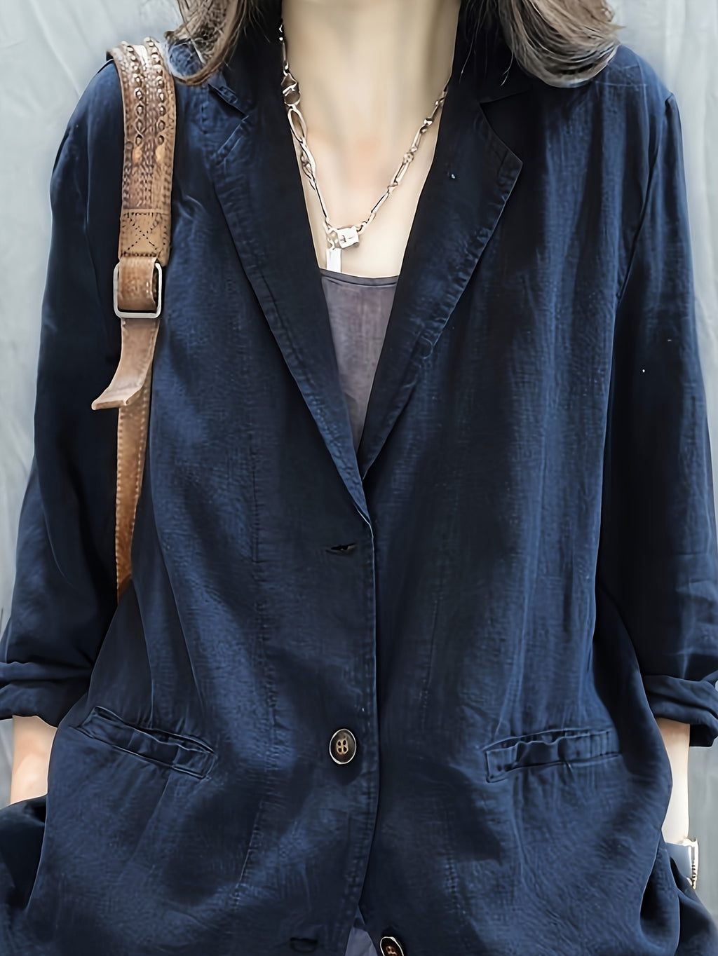 Veste grande taille en lin, coupe ample, manches longues, tenue souple, détail du tissu
