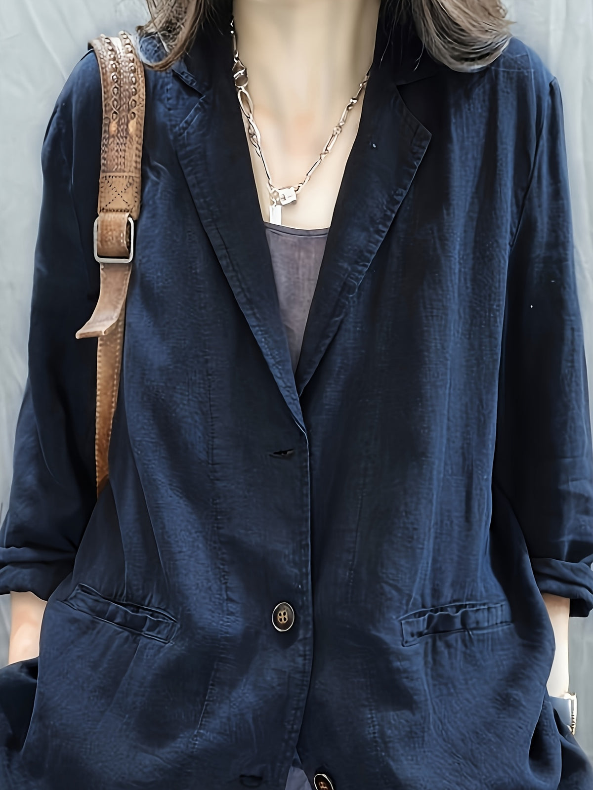 Veste grande taille en lin, coupe ample, manches longues, tenue souple, détail du tissu