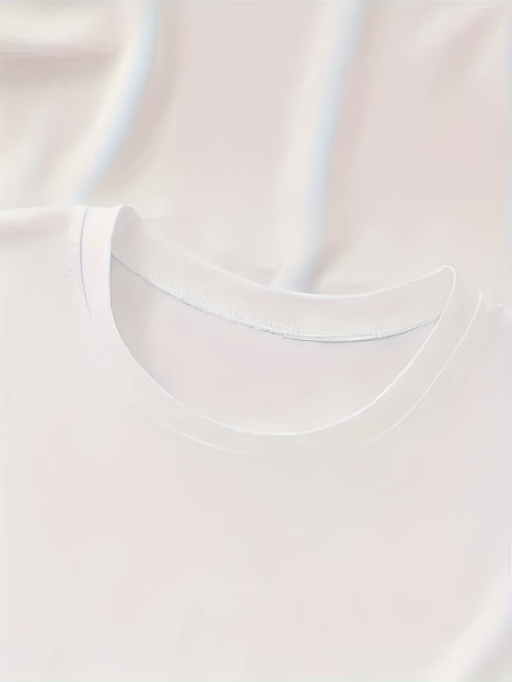 T-shirt grande taille, col rond, manches courtes, esprit décontracté, porté de face