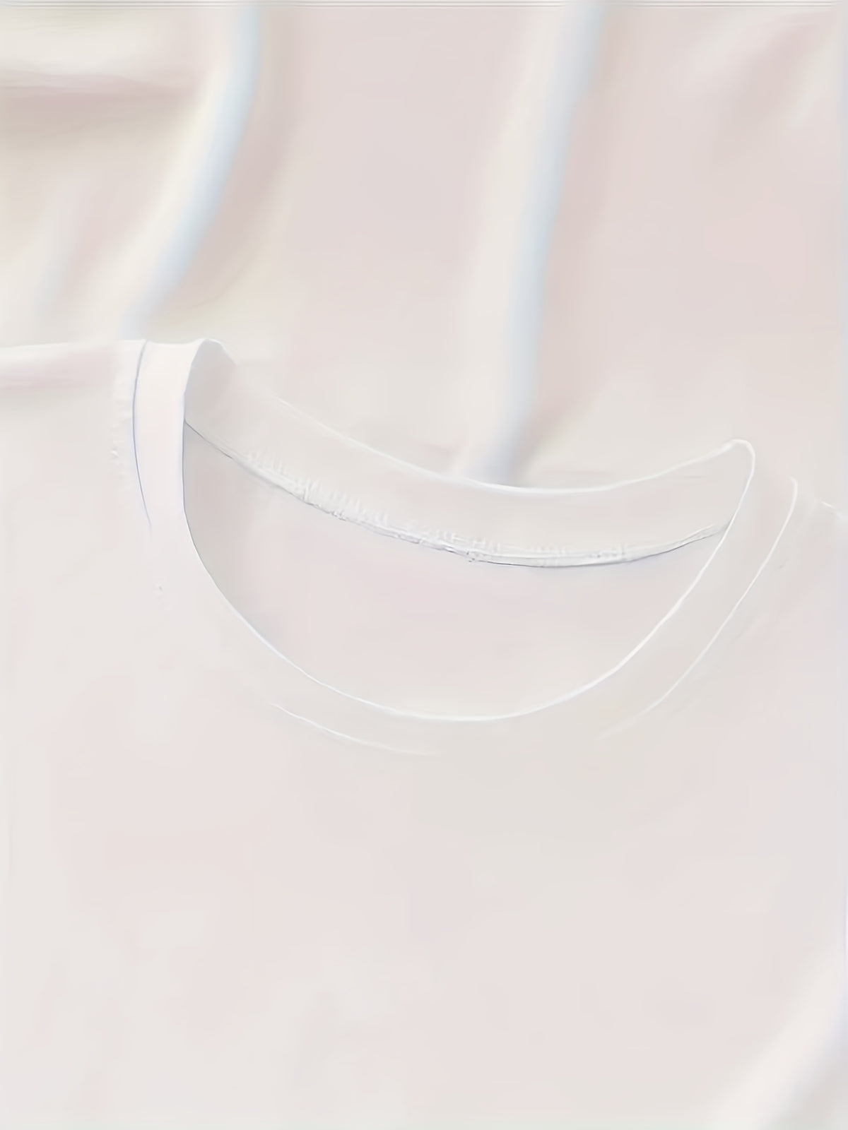 T-shirt grande taille, col rond, manches courtes, esprit décontracté, porté de face