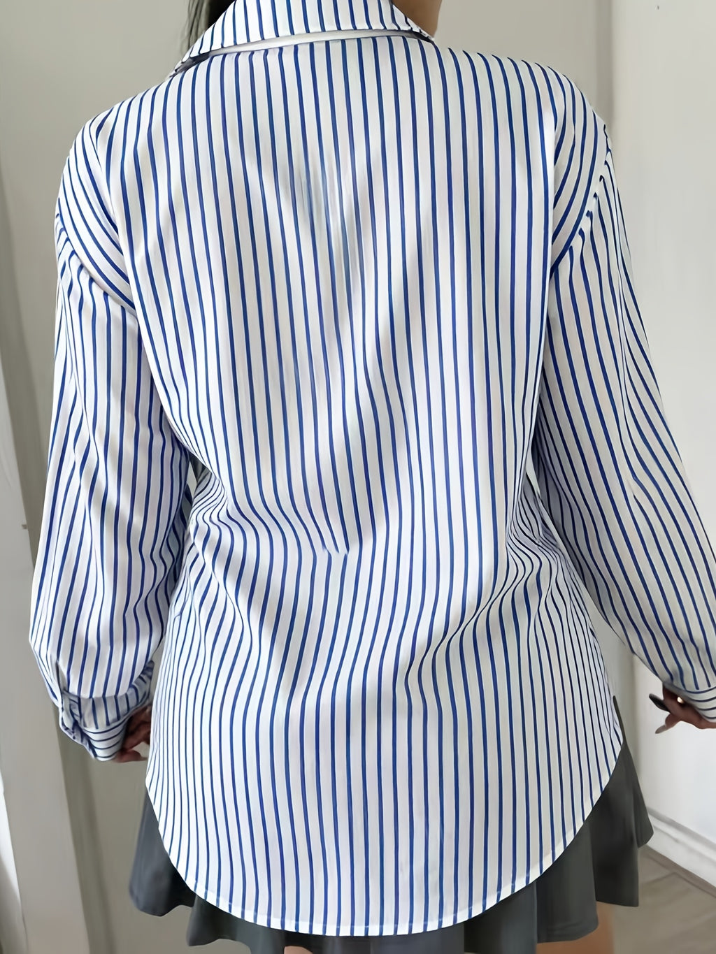 Chemise grande taille à rayures, ligne nette, mise en situation