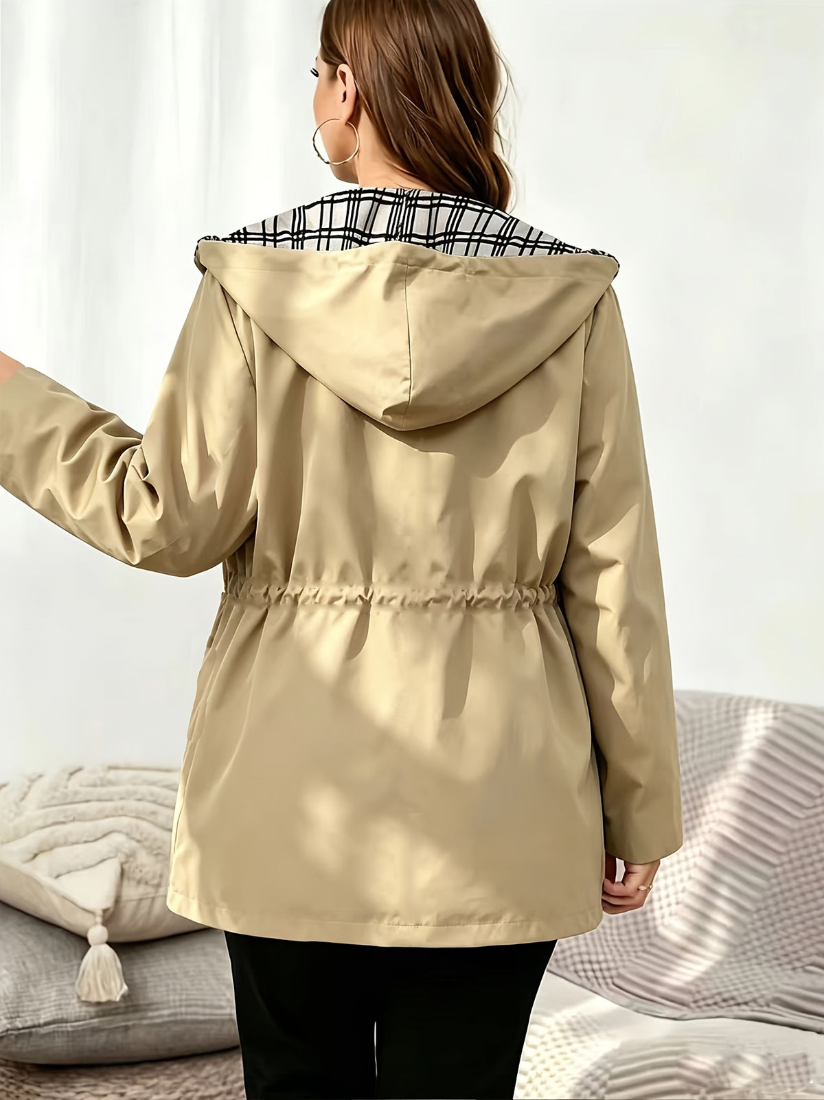 Trench grande taille, coupe ample, capuche, tissu opaque