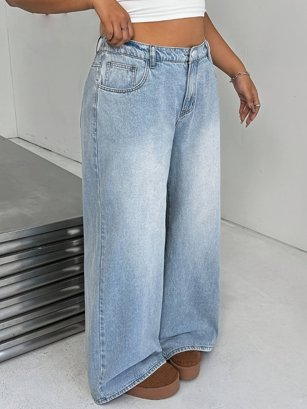 Jean grande taille, coupe oversize, délavage doux, poches pratiques, vu de dos