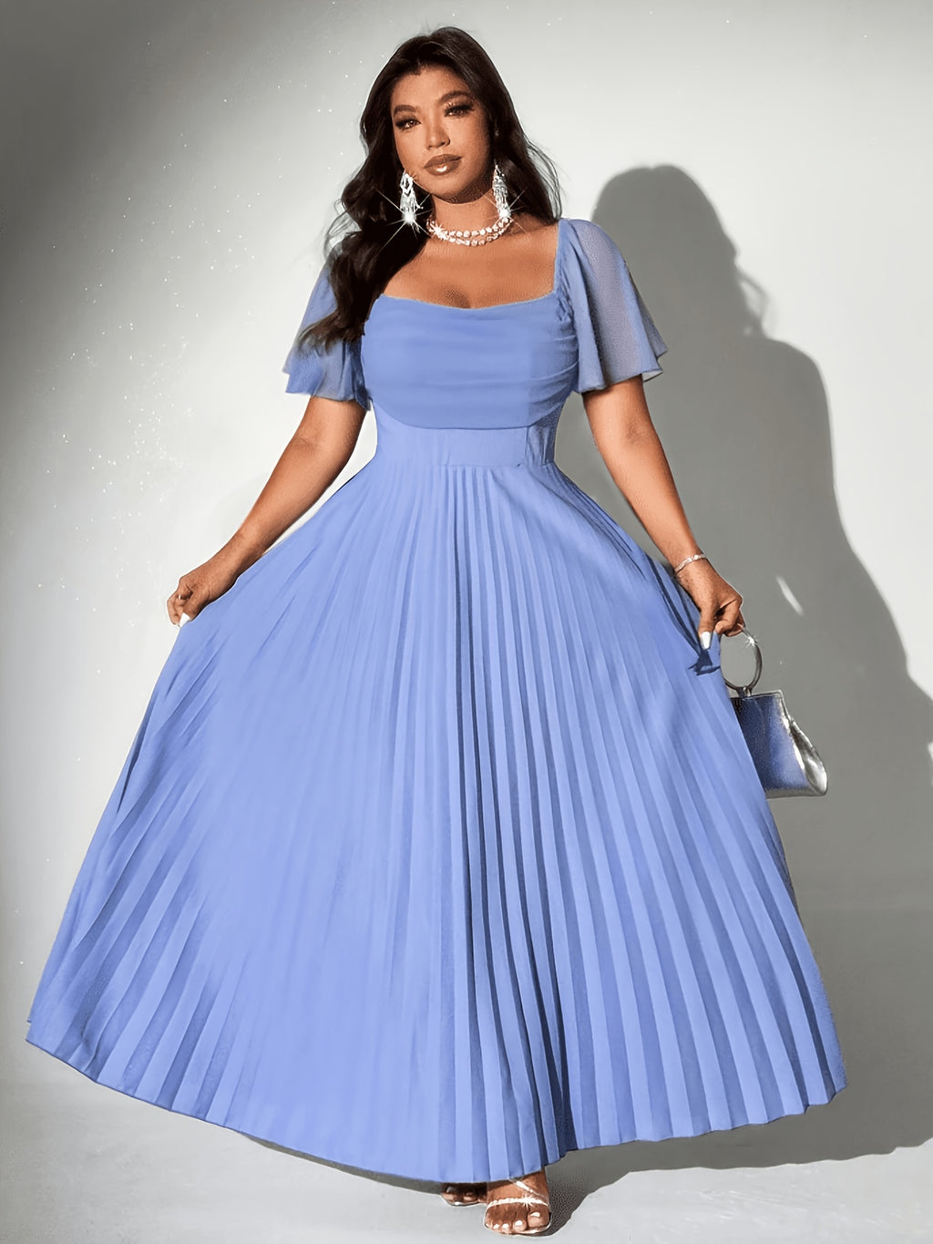 Robe d'invitée grande taille — Col carré et jupe plissée