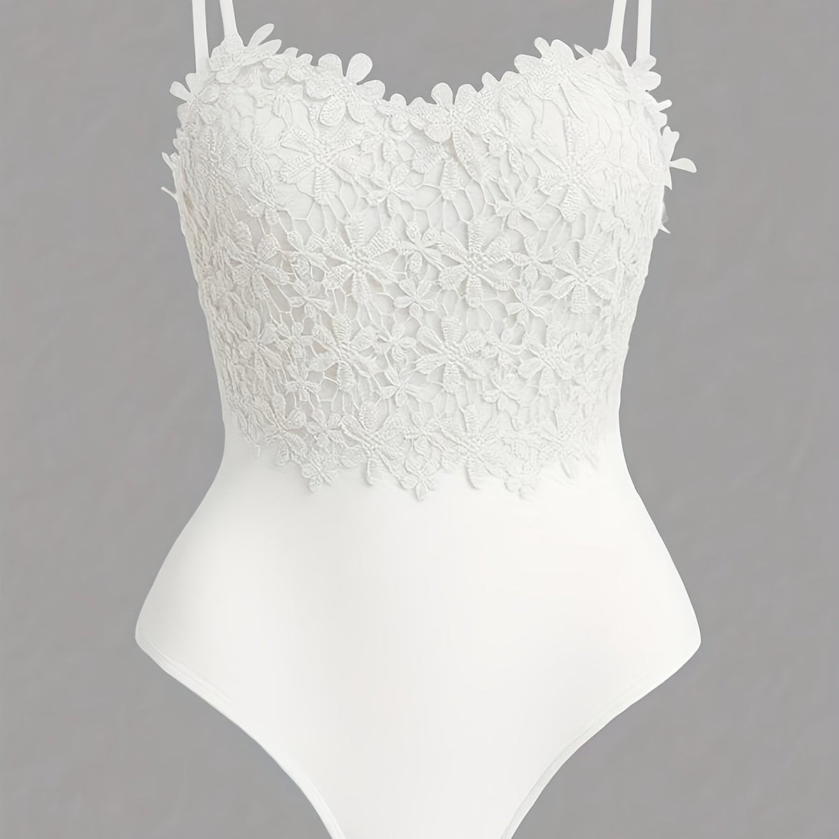 Body gainant grande taille en dentelle, encolure nette, effet ajouré — matière : polyester Image