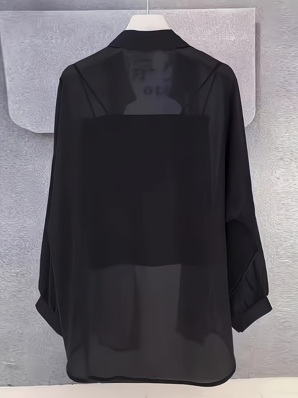 Chemise grande taille, coupe oversize, col cardigan, manches longues, gros plan