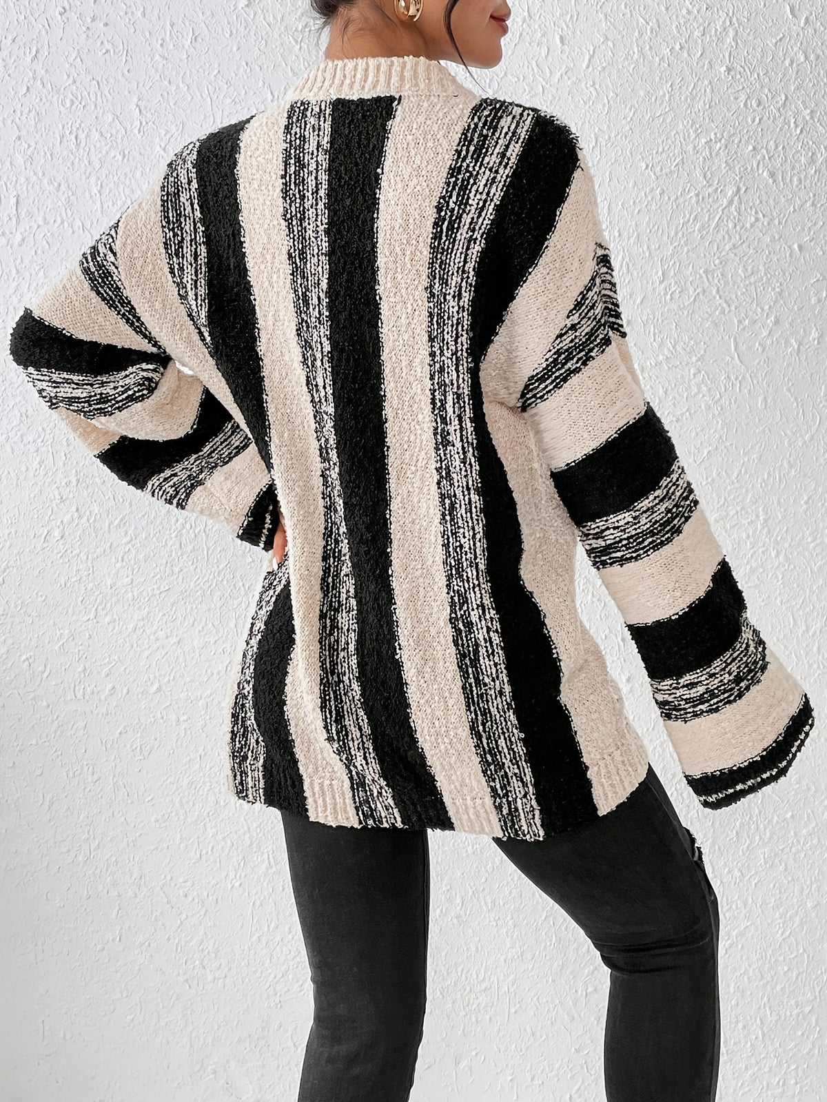 Pull grande taille à rayures, coupe ample, manches longues, toucher moelleux — composition : 42% Acrylique, 30% Polyester, 28% Polyamide Image