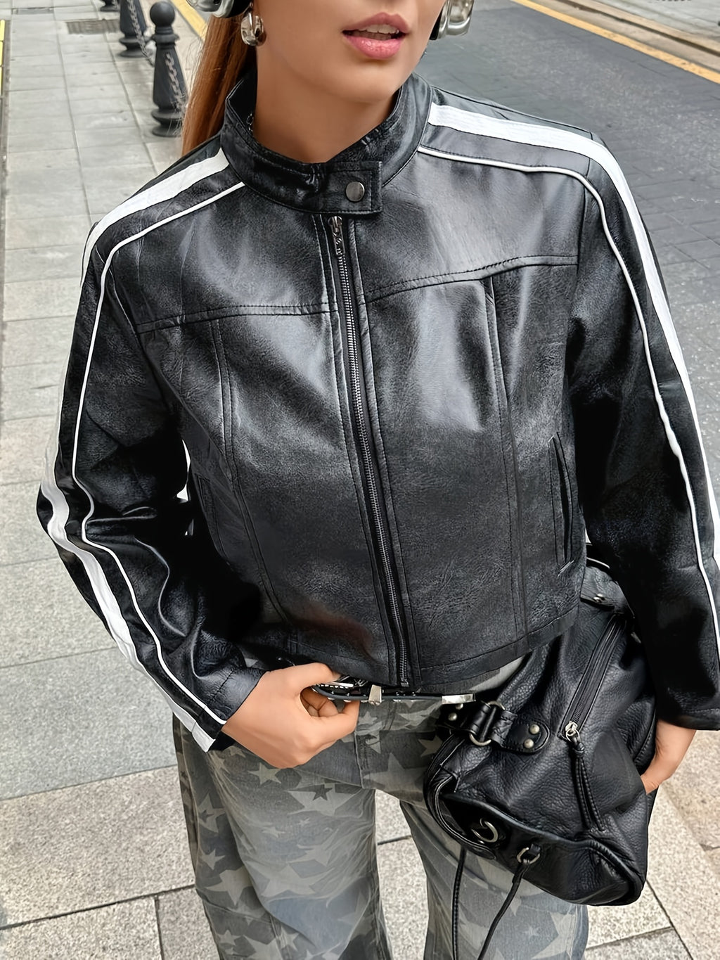 Veste grande taille, coupe évasée, fermeture zippée, détail du tissu