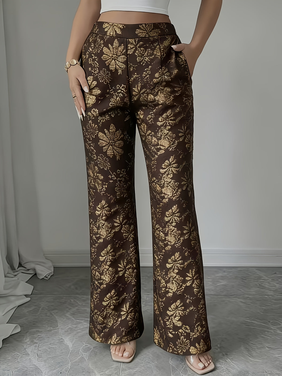 Pantalon grande taille, coupe évasée, poches plaquées, allure élégante, détail du tissu