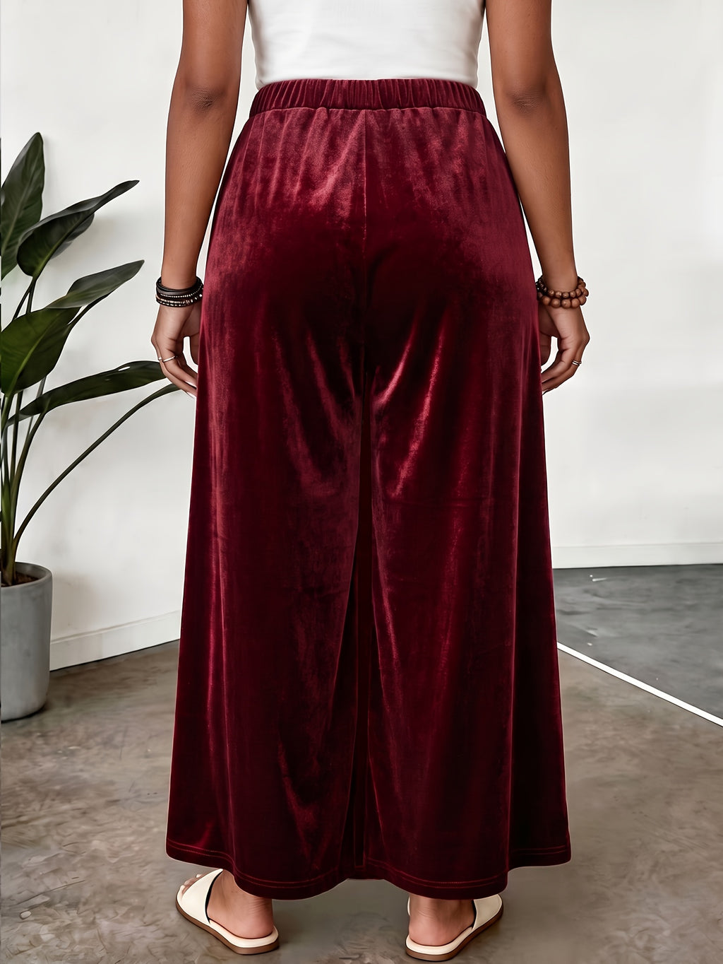 Jupe grande taille en velours, coupe évasée, poches pratiques, toucher profond, porté de face