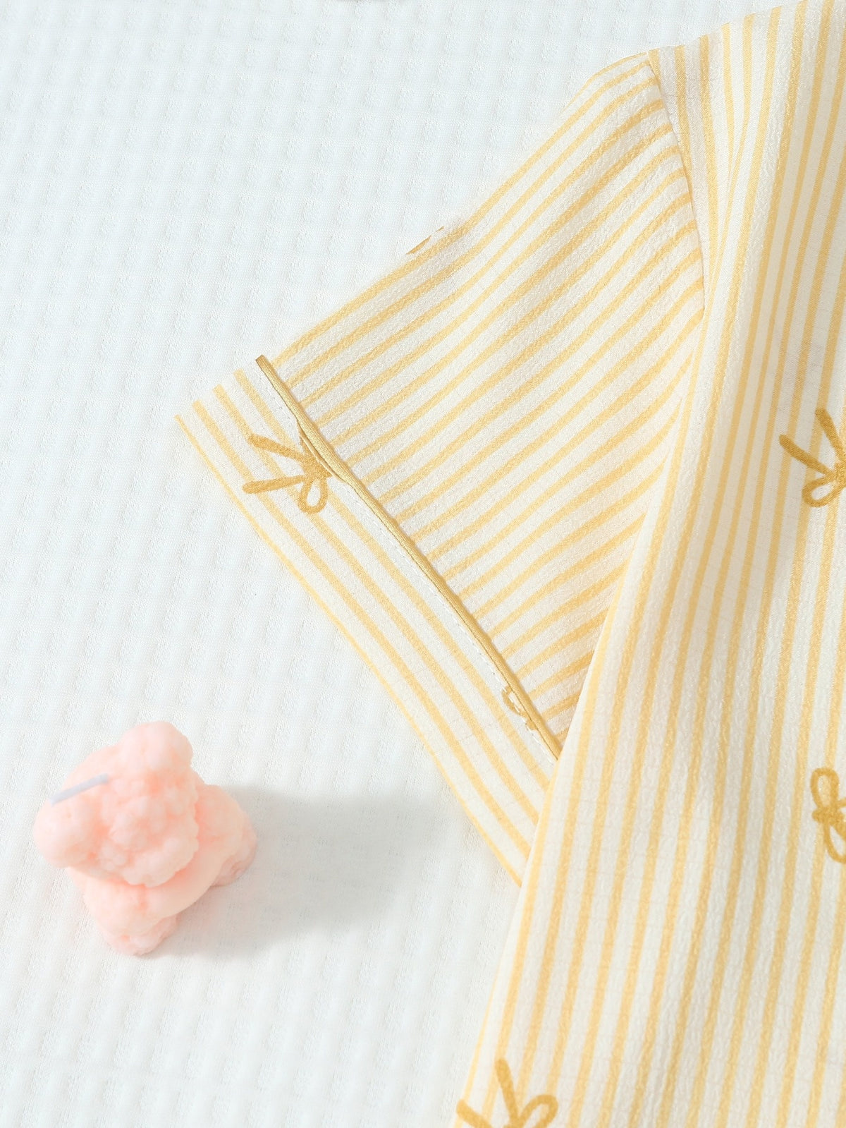 Pyjama grande taille à rayures, col à revers, manches courtes, vue de profil