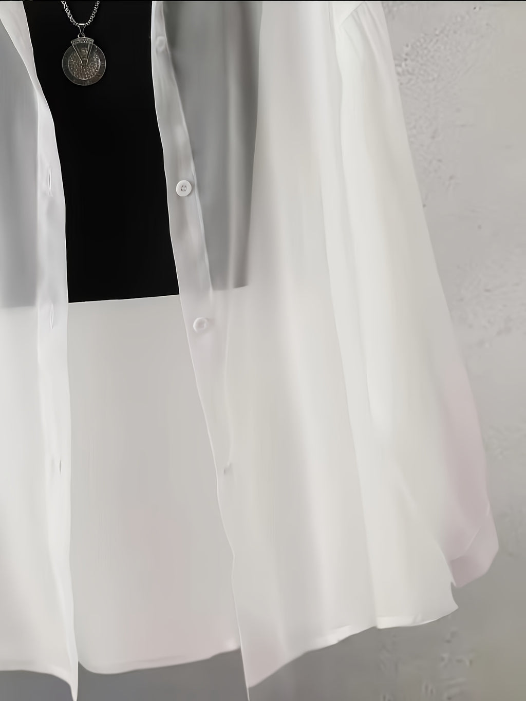 Chemise grande taille, coupe oversize, col cardigan, manches longues, détail du tissu