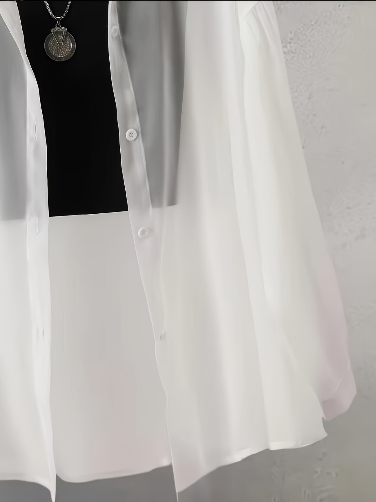Chemise grande taille, coupe oversize, col cardigan, manches longues, détail du tissu