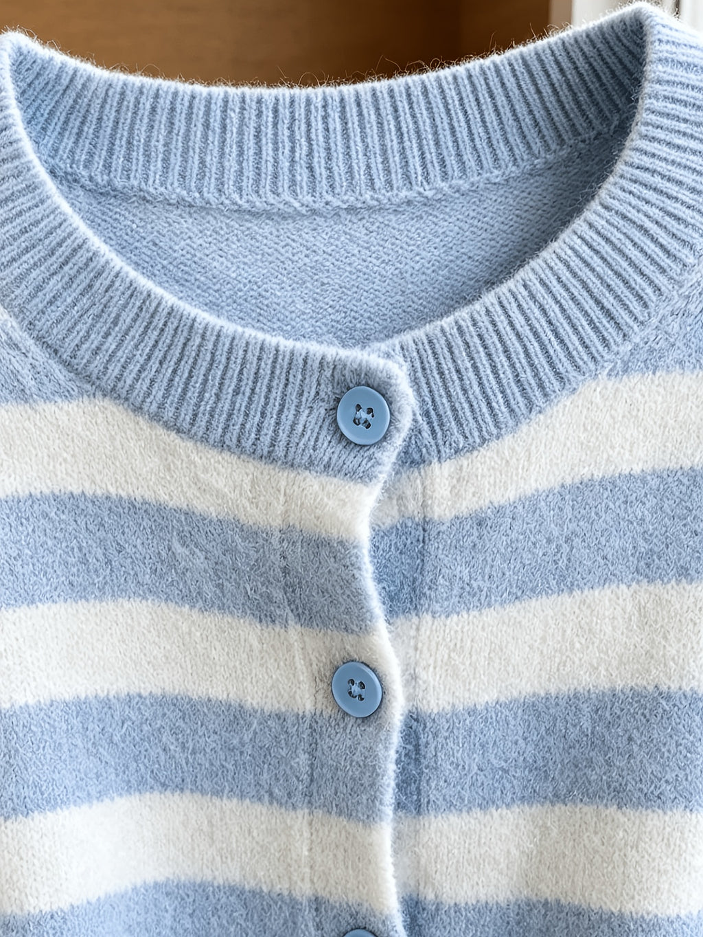 Pull grande taille à rayures, col V, manches longues, toucher moelleux, porté de face
