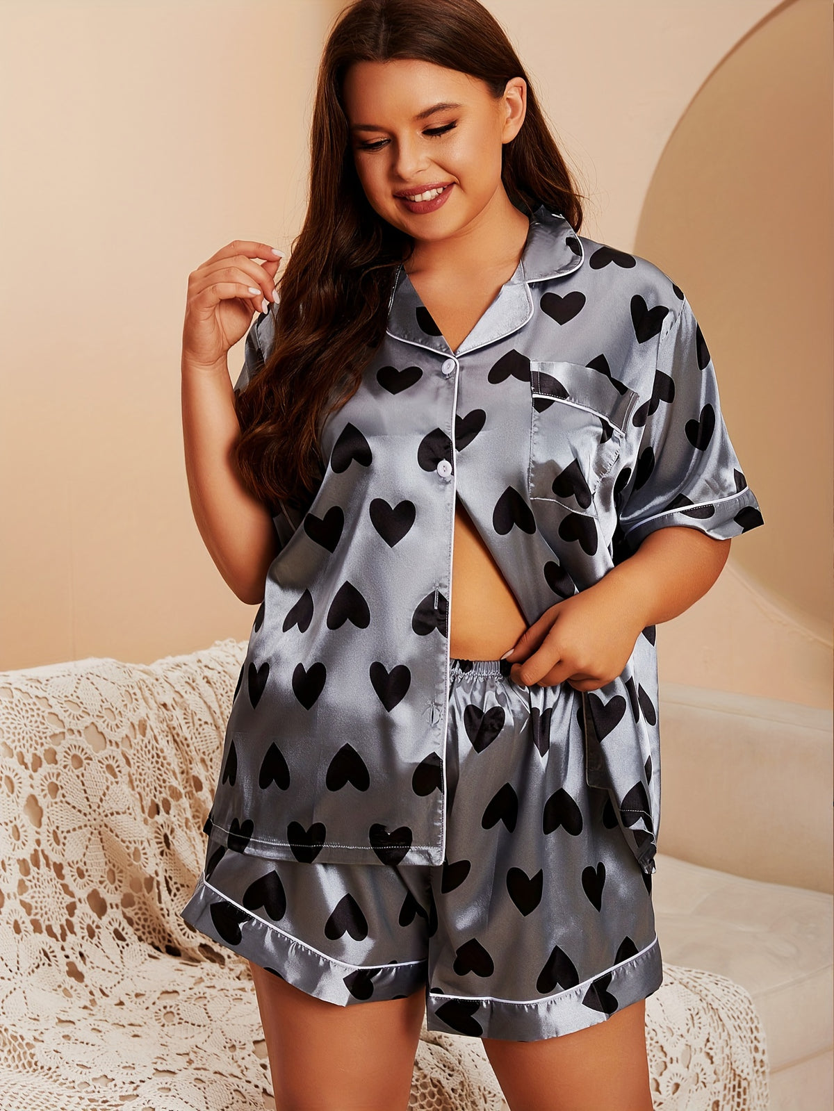 Pyjama grande taille en satin, manches courtes, tombé fluide, esprit preppy, visuel produit