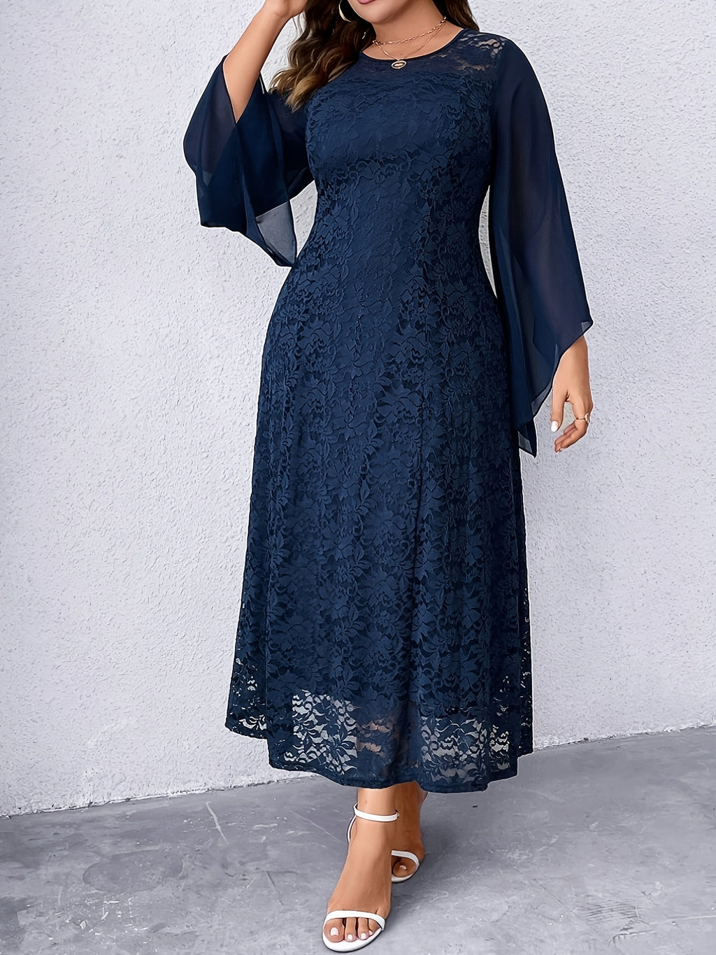 Robe en dentelle grande taille — Mi-longue à manches voile