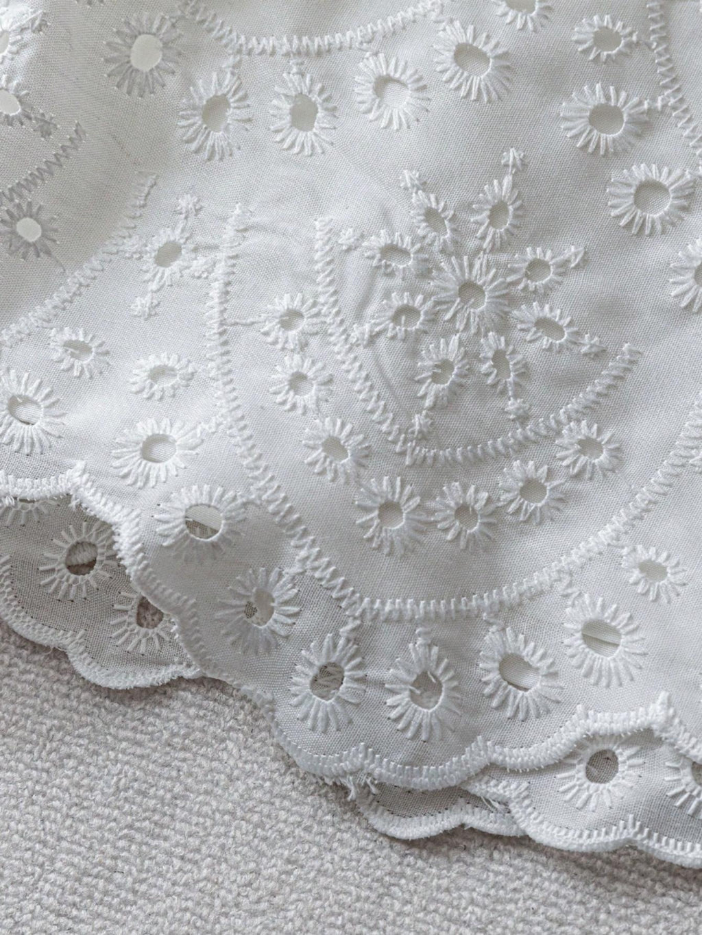 Pantalon grande taille à broderies, coupe droite, ligne nette, tissu opaque