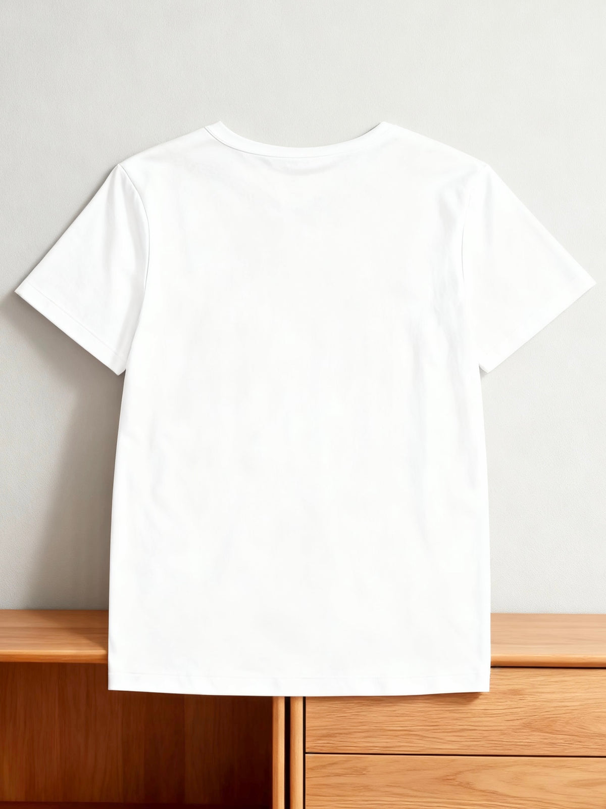 T-shirt grande taille, col rond, manches courtes, allure élégante, détail du col