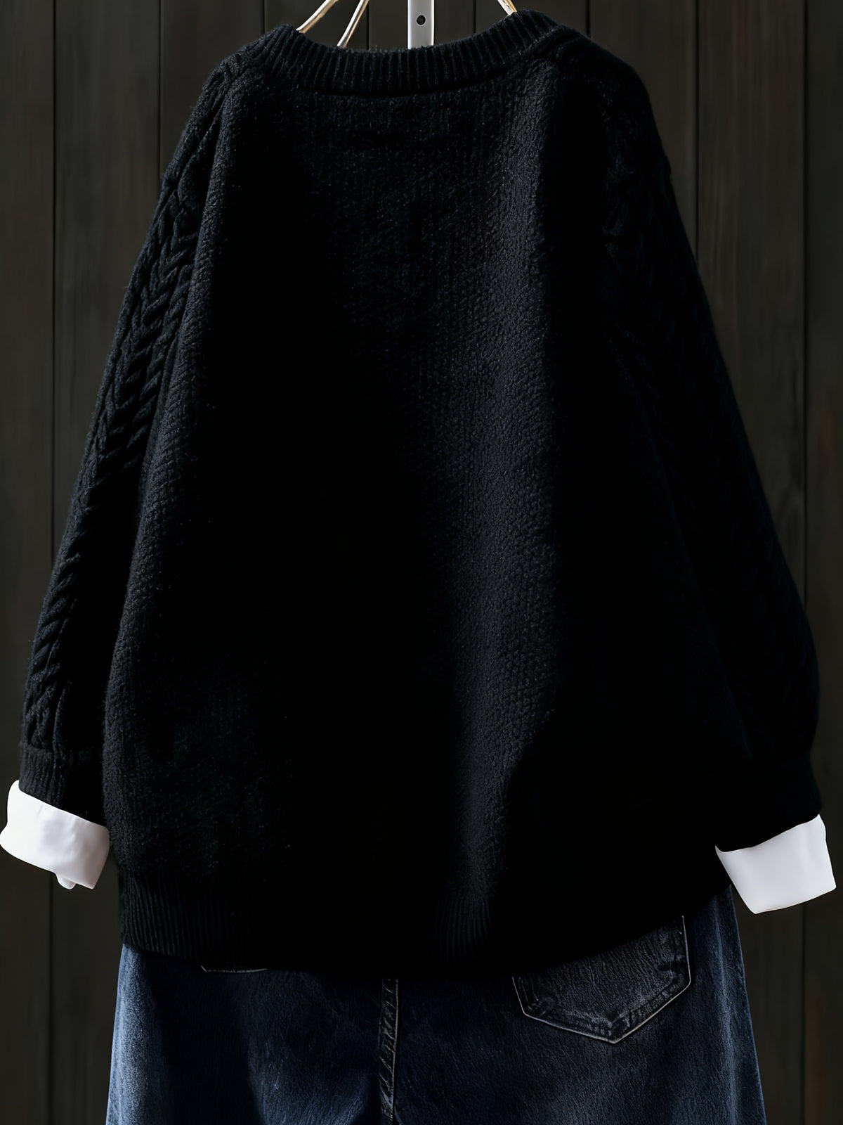 Cardigan grande taille, coupe oversize, boutonnage, manches longues, gros plan