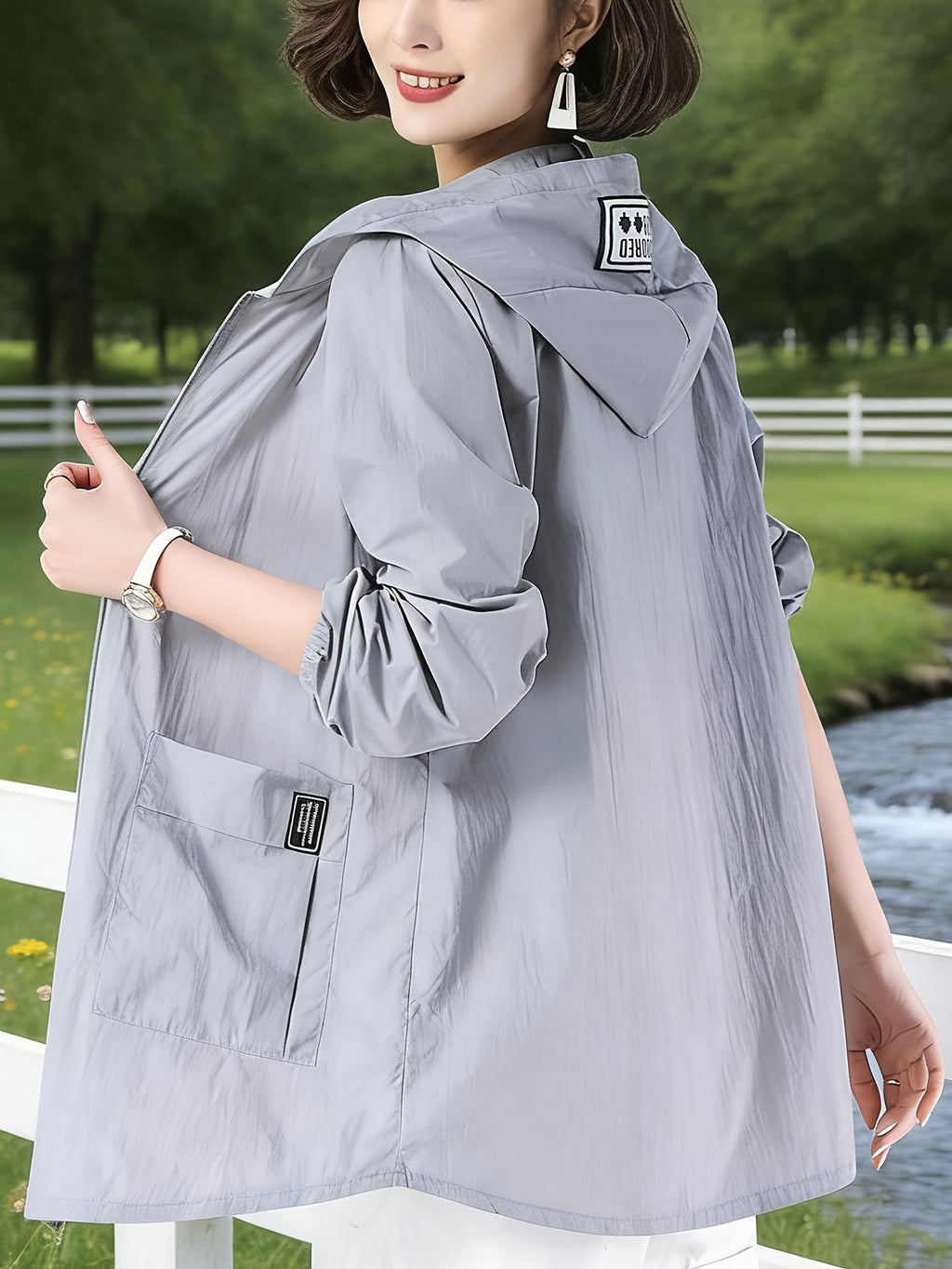 Veste grande taille, fermeture zippée, capuche, tissu léger, vue de profil