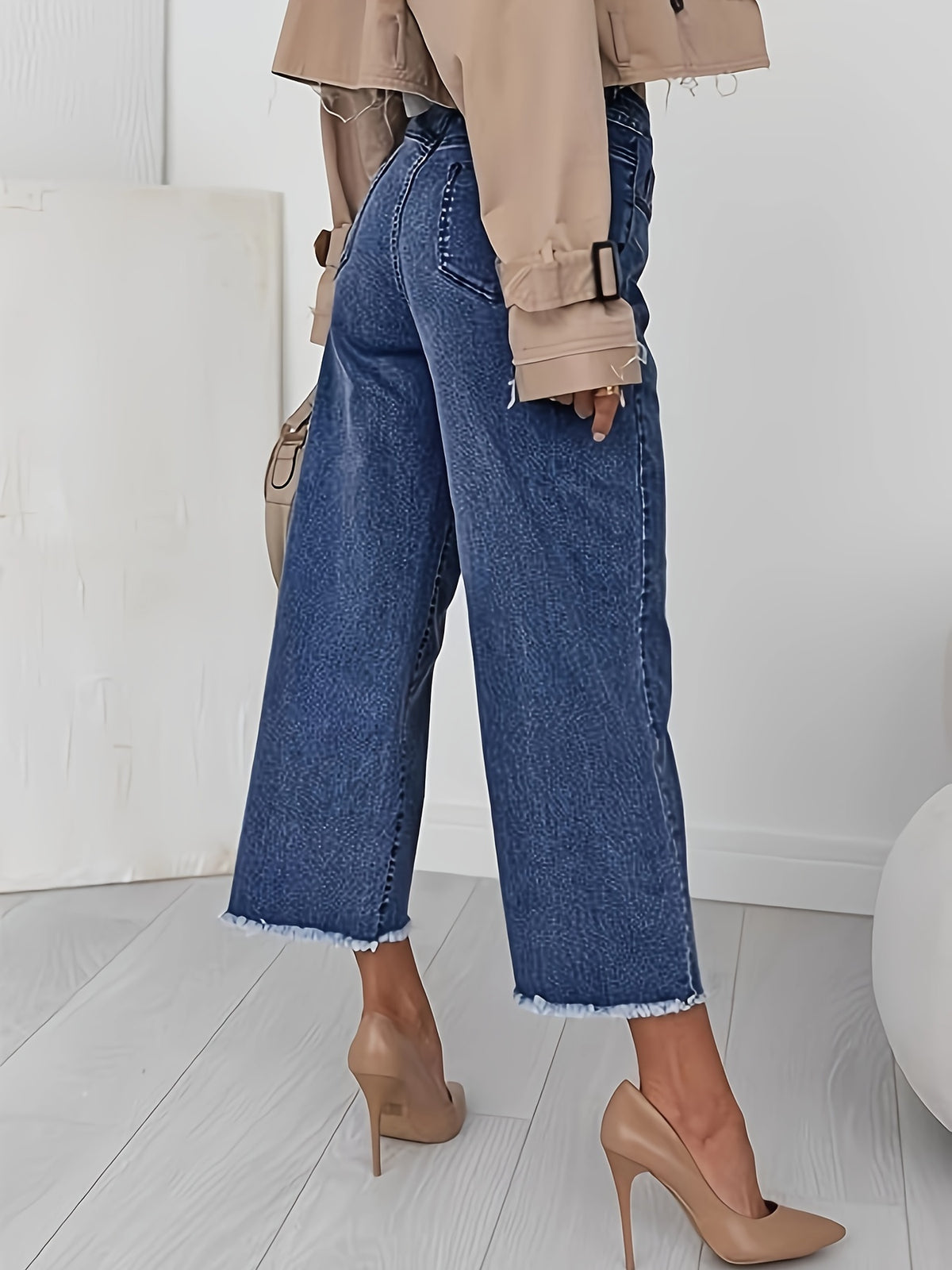 Jean grande taille, coupe évasée, tombé fluide, jambe large, détail du tissu