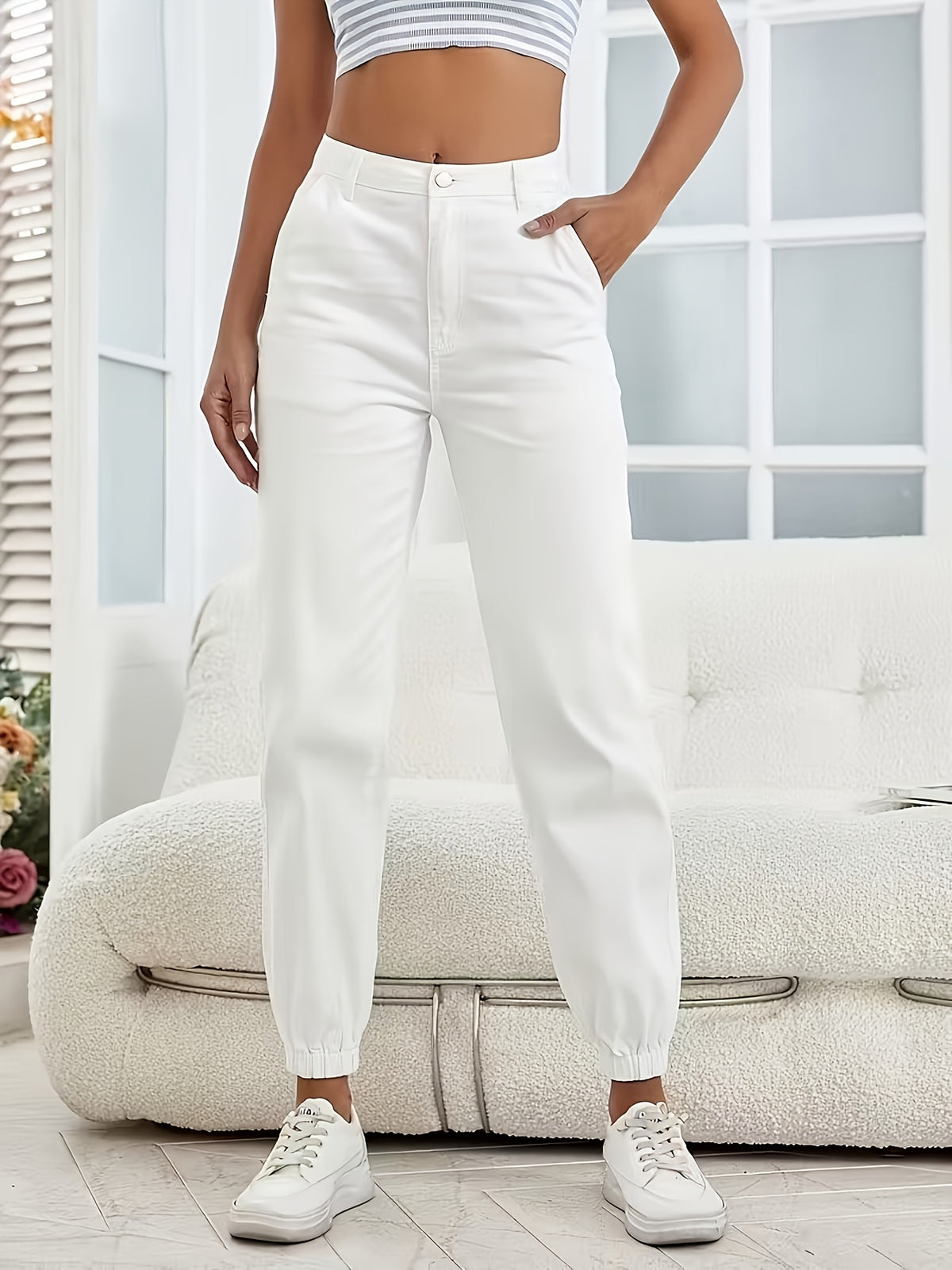 Jean grande taille, coupe droite, délavage doux, tenue franche