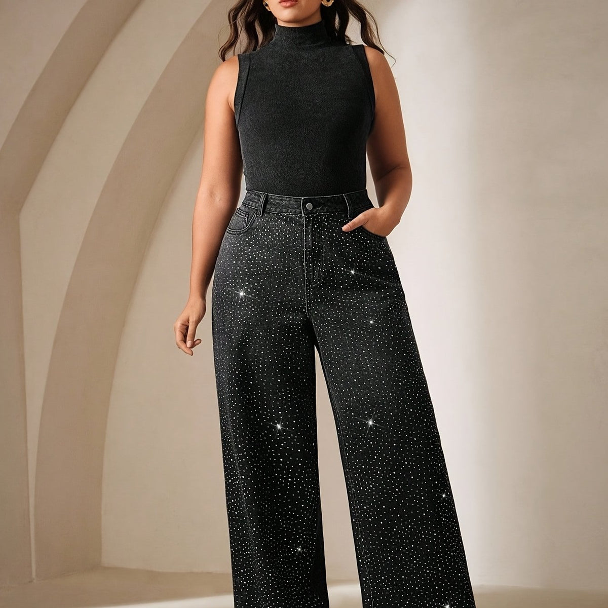 Jean grande taille, coupe oversize, strass, tenue franche — matière : denim