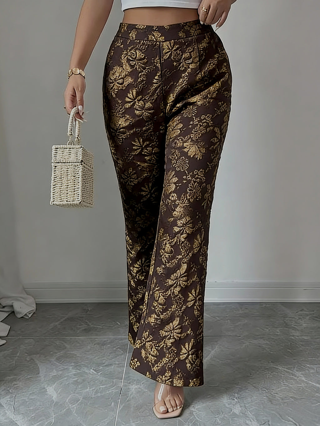 Pantalon grande taille, coupe évasée, poches plaquées, allure élégante, porté de face